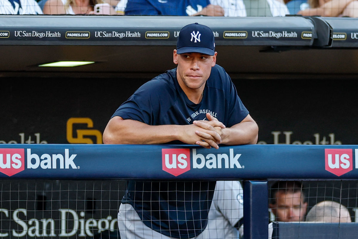 5 de setembro de 2026; San Diego, Califórnia, EUA; Aaron Judge (99), do New York Yankees, observa o jogo durante a quinta entrada contra o San Diego Padres no Petco Park. Crédito obrigatório: David Frerker-Imagn Images