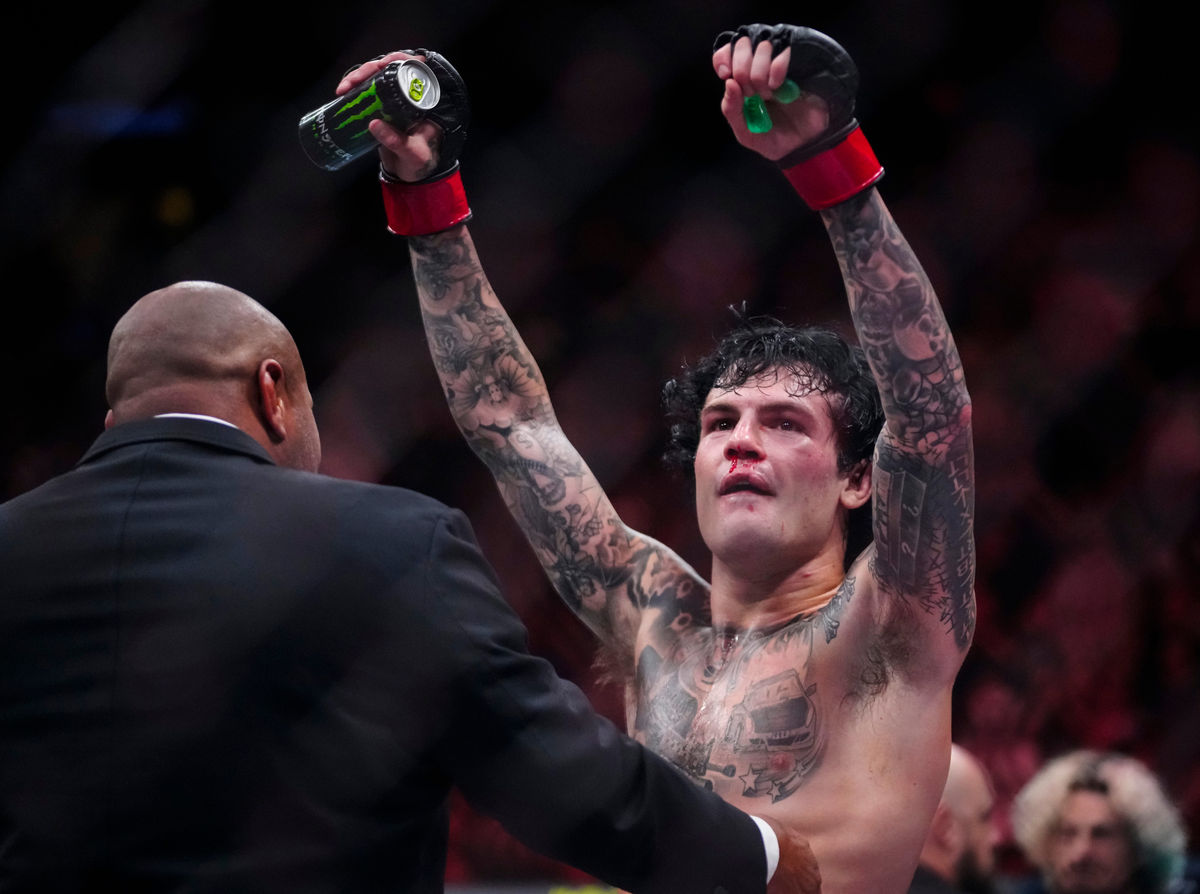 Tommy McMillen celebra su victoria sobre Marwan Rahiki durante el evento Noche UFC en el Desert Diamond Arena en Glendale el 12 de septiembre de 2026.
