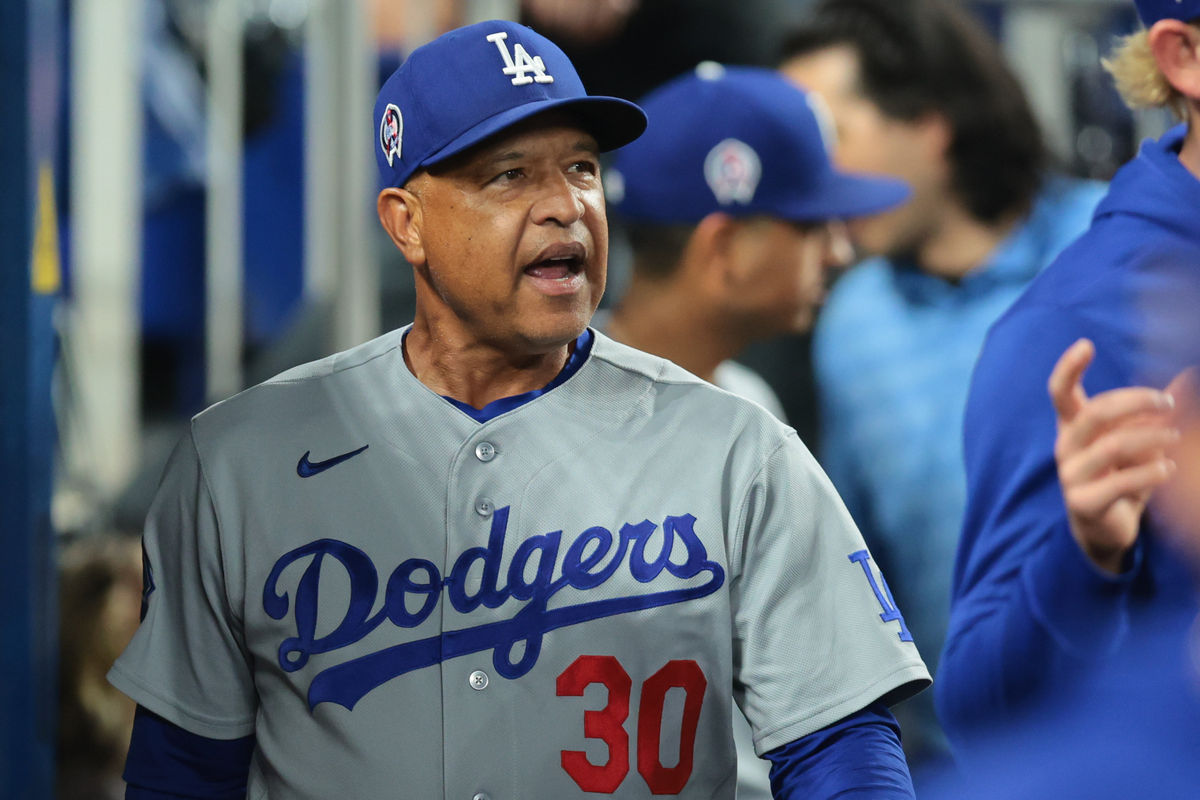 11 de septiembre de 2026; Miami, Florida, EE. UU.; El mánager de los Dodgers de Los Ángeles, Dave Roberts (30), reacciona desde el banquillo antes del partido contra los Marlins de Miami en el IonDepot Park. Crédito obligatorio: Sam Navarro-Imagn Images