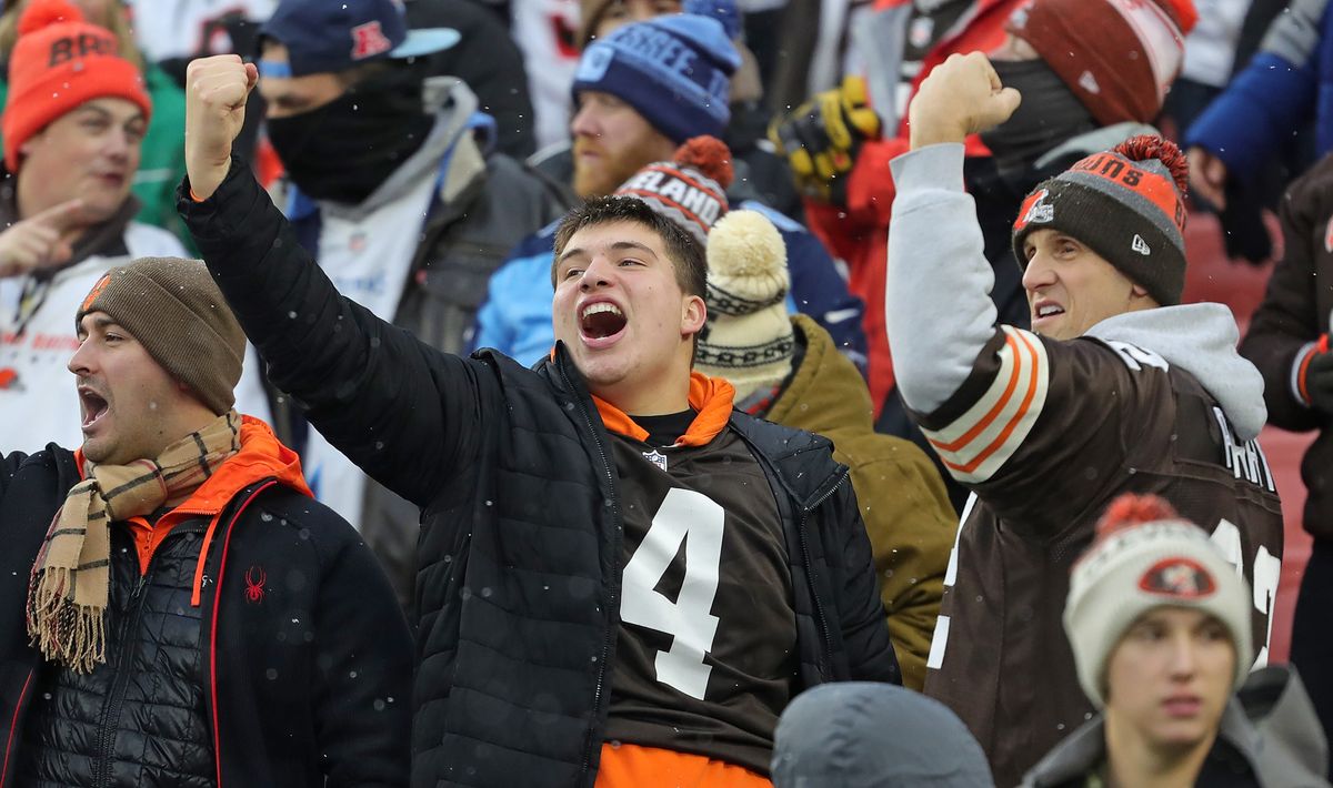 Los fanáticos de los Cleveland Browns celebran después de que el mariscal de campo Shedeur Sanders (12) conectara con el receptor abierto Jerry Jeudy (3) para un touchdown durante la primera mitad de un partido de fútbol americano de la NFL contra los Tennessee Titans en el Huntington Bank Field, el 7 de diciembre de 2025, en Cleveland, Ohio.