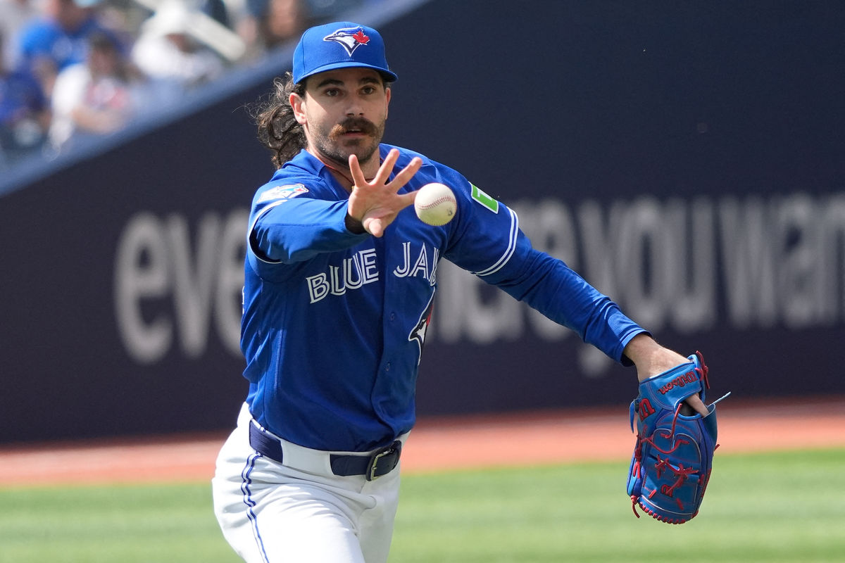 13 de septiembre de 2026; Toronto, Ontario, Canadá; El lanzador abridor de los Toronto Blue Jays, Dylan Cease (84), elimina al primera base de los Baltimore Orioles, Pete Alonso (no aparece en la imagen), en primera base durante la tercera entrada en el Rogers Centre. Crédito obligatorio: John E. Sokolowski-Imagn Images