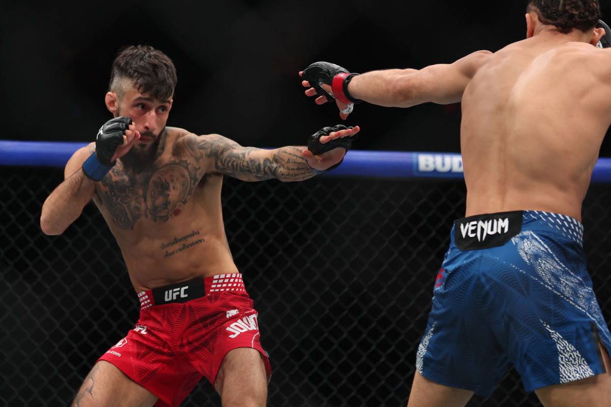 18 de abril de 2026; Winnipeg, Manitoba, Canadá; Kyler Phillips (luvas vermelhas) luta contra Charles Jourdain (luvas azuis) durante o UFC Fight Night no Canada Life Centre. Crédito obrigatório: Bruce Fedyck-Imagn Images