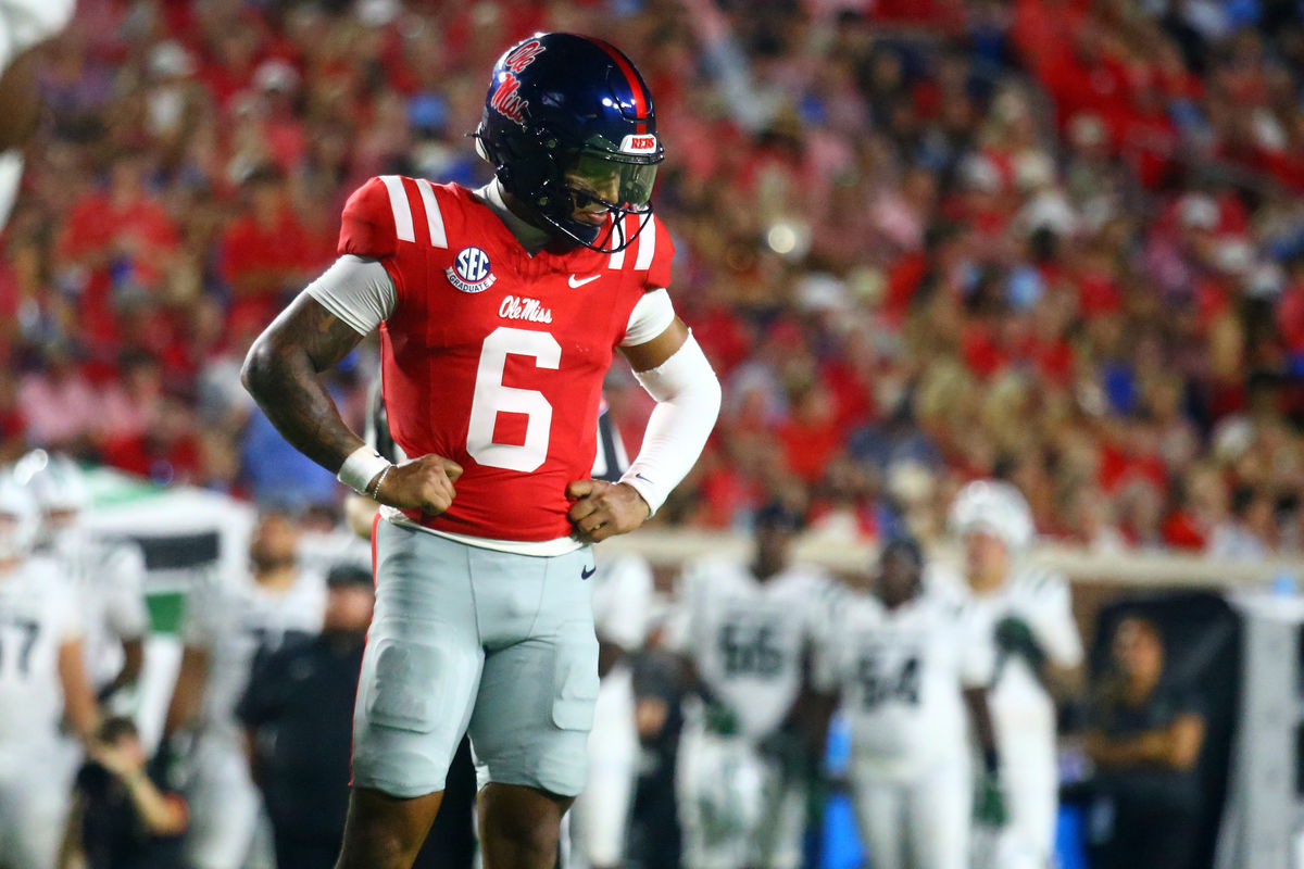 12 de septiembre de 2026; Oxford, Mississippi, EE. UU.; El mariscal de campo de los Mississippi Rebels, Trinidad Chambliss (6), reacciona durante el segundo cuarto del partido contra los Charlotte 49ers en el estadio Vaught-Hemingway. Crédito obligatorio: Petre Thomas-Imagn Images