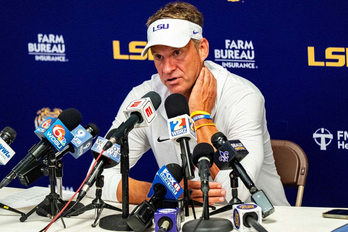 O técnico do LSU, Lane Kiffin, responde a perguntas durante uma coletiva de imprensa após o jogo de futebol americano universitário entre Ole Miss e LSU no Vaught Hemingway Stadium em Oxford, Mississippi, no sábado, 19 de setembro de 2026. Ole Miss derrotou o LSU por 32 a 24.