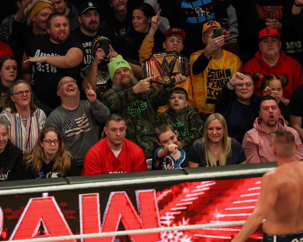 Los aficionados disfrutan de la emoción de "WWE Monday Night Raw" en el Wells Fargo Arena de Des Moines.
