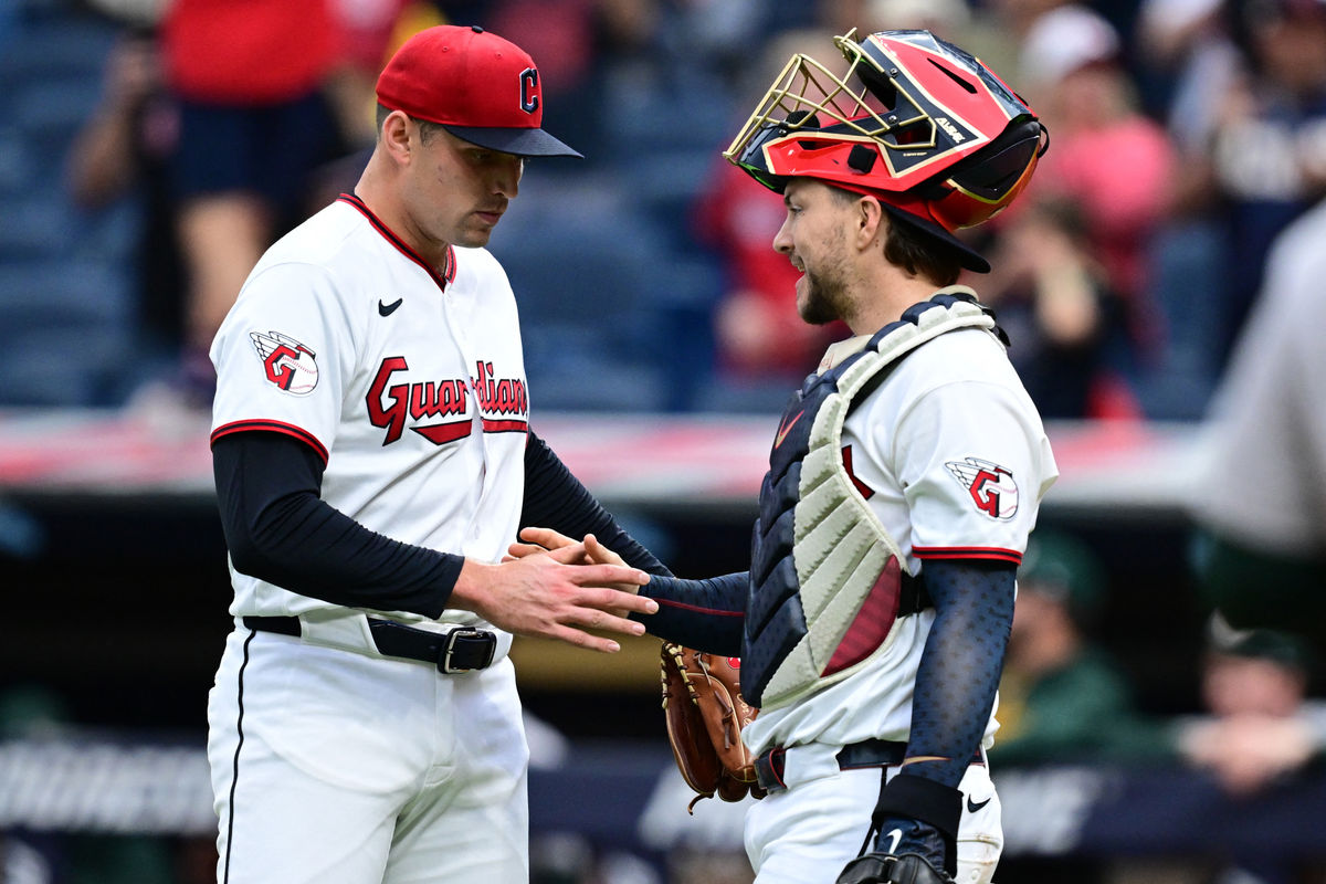 20 de setembro de 2026; Cleveland, Ohio, EUA; O arremessador do Cleveland Guardians, Cade Smith (36), é parabenizado pelo receptor Patrick Bailey (16) após a vitória dos Guardians sobre o Athletics no Progressive Field. Crédito obrigatório: David Dermer-Imagn Images