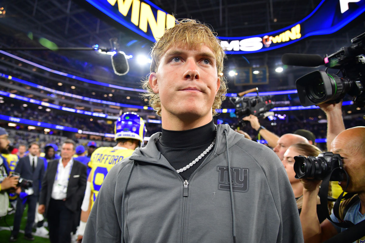 21 de septiembre de 2026; Inglewood, California, EE. UU.; El mariscal de campo de los New York Giants, Jaxson Dart (6), tras la derrota ante los Los Angeles Rams en el SoFi Stadium. Crédito obligatorio: Gary A. Vasquez-Imagn Images