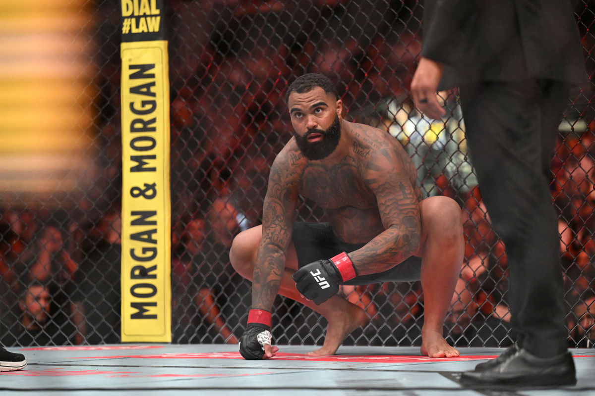 19 de septiembre de 2026; Los Ángeles, California, EE. UU.; Gable Steveson (guantes rojos) reacciona durante una pelea contra Sean Sharaf (no aparece en la imagen) durante UFC 331 en el Crypto.com Arena. Crédito obligatorio: Griffin Hooper-Imagn Images