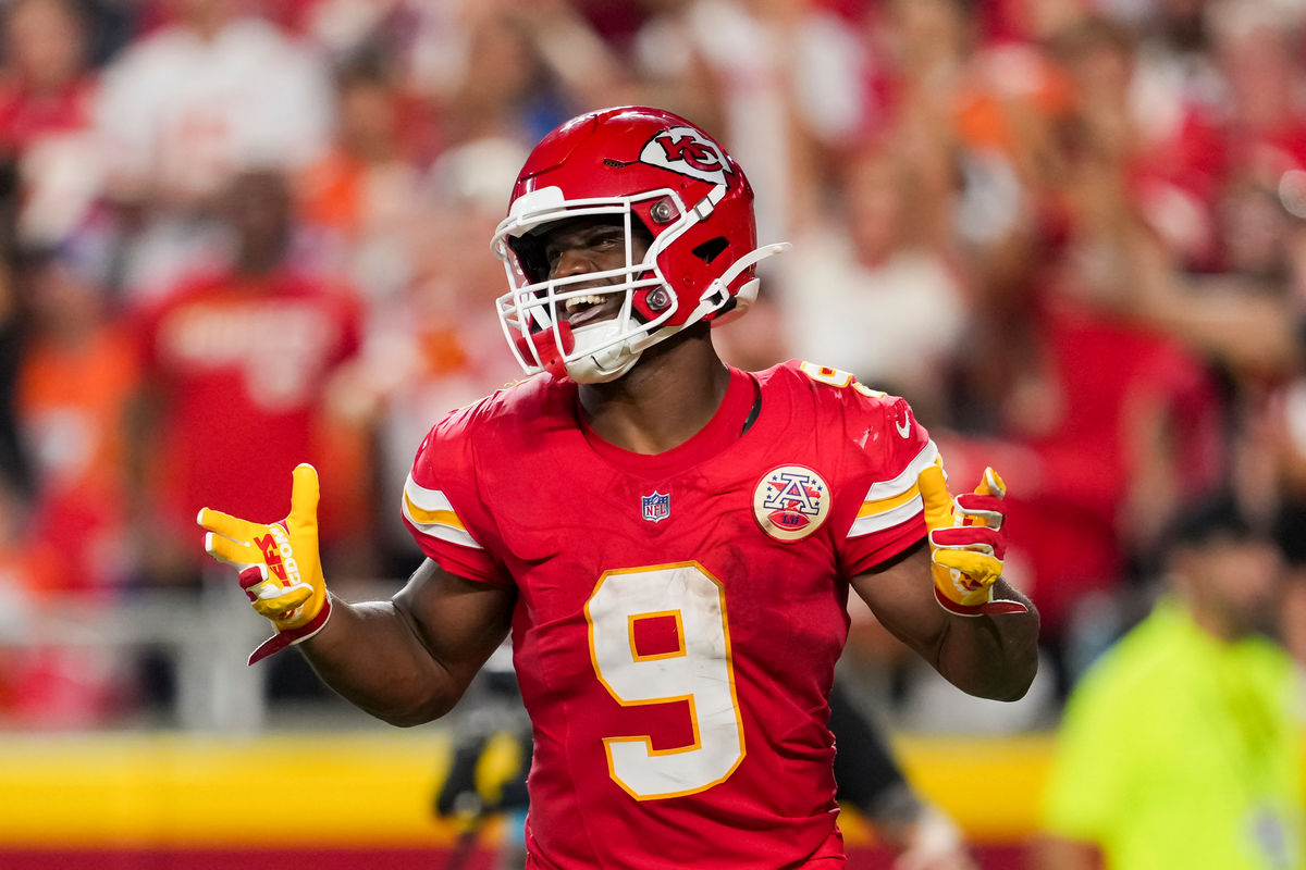 14 de setembro de 2026; Kansas City, Missouri, EUA; O running back do Kansas City Chiefs, Kenneth Walker III (9), comemora após marcar um touchdown durante o segundo tempo contra o Denver Broncos no Arrowhead Stadium. Crédito obrigatório: Jay Biggerstaff-Imagn Images