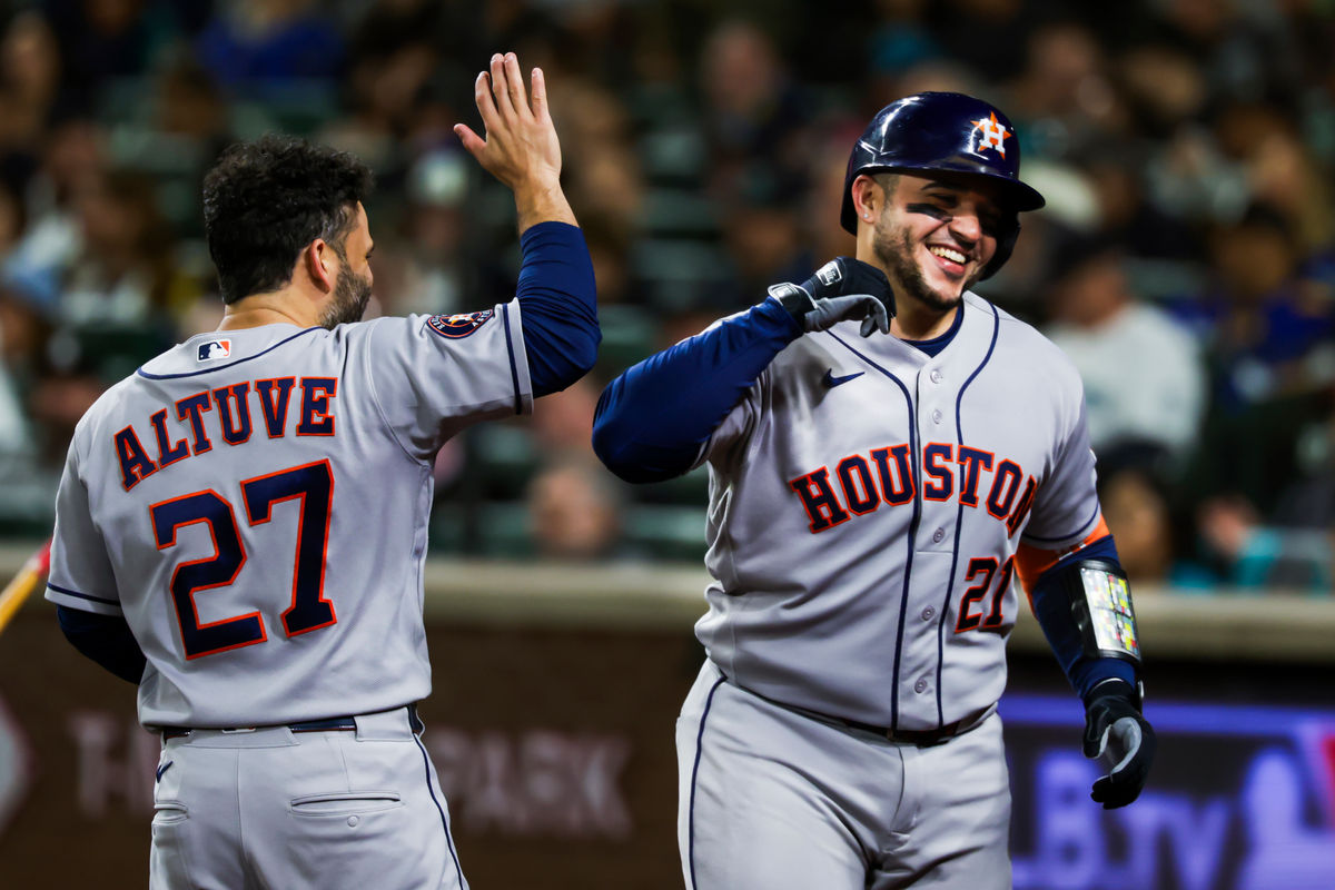 23 de setembro de 2026; Seattle, Washington, EUA; O receptor do Houston Astros, Yainer Diaz (21), cumprimenta o segunda base Jose Altuve (27) após rebater um home run de duas corridas contra o Seattle Mariners durante a terceira entrada no T-Mobile Park. Crédito obrigatório: Joe Nicholson-Imagn Images