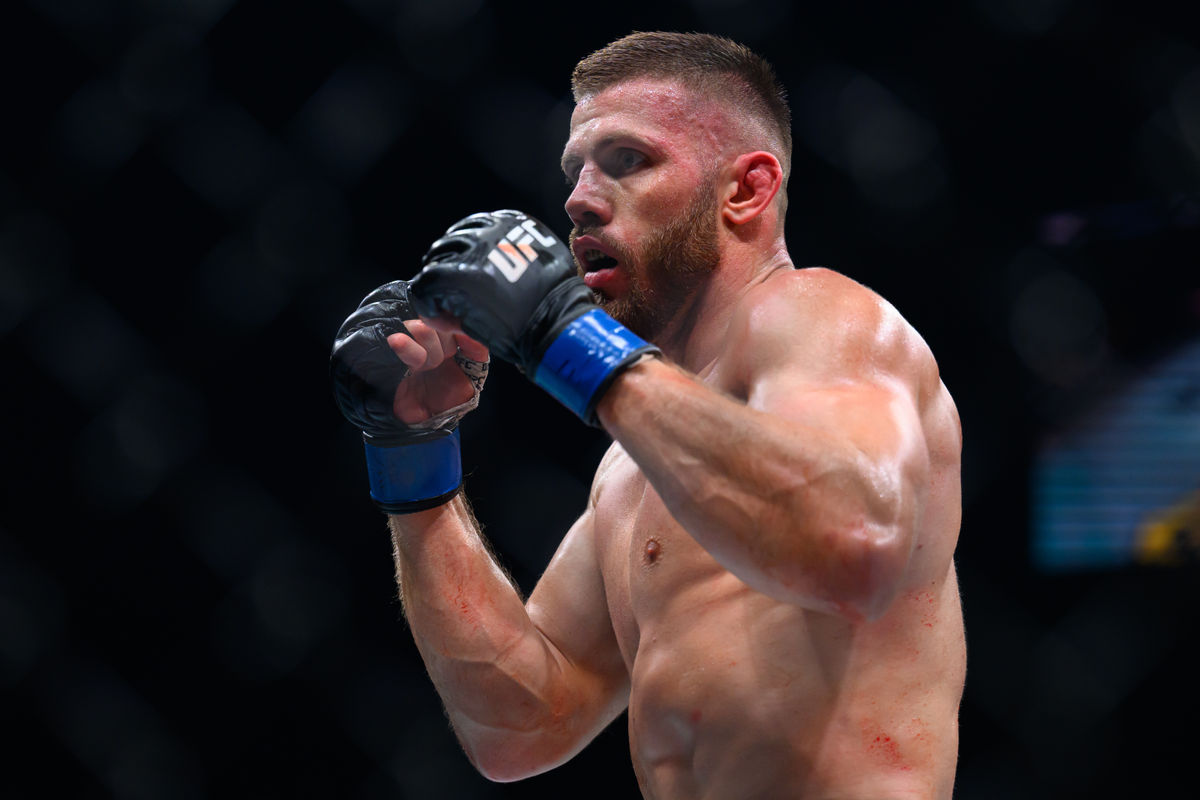 6 de setembro de 2025; Paris, França; Robert Bryczek (luvas azuis) luta contra Brad Tavares (luvas vermelhas) durante o UFC Fight Night na Accor Arena. Crédito obrigatório: Per Haljestam-Imagn Images