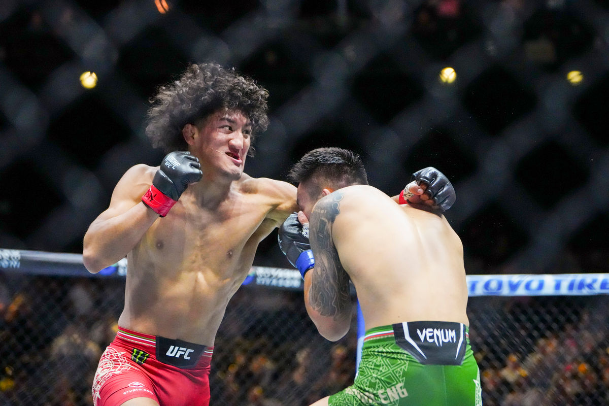 14 de setembro de 2024; Las Vegas, Nevada, EUA; Raul Rosas Jr., do México (luvas vermelhas), luta contra April, da China (luvas azuis), durante o UFC 306, na Riyadh Season Night, no The Sphere. Crédito obrigatório: Stephen R. Sylvanie-Imagn Images