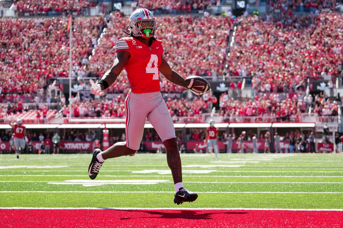 O recebedor do Ohio State Buckeyes, Jeremiah Smith (4), marca um touchdown durante o jogo de futebol americano da NCAA contra o Illinois Fighting Illini no Ohio Stadium em Columbus em 26 de setembro de 2026.