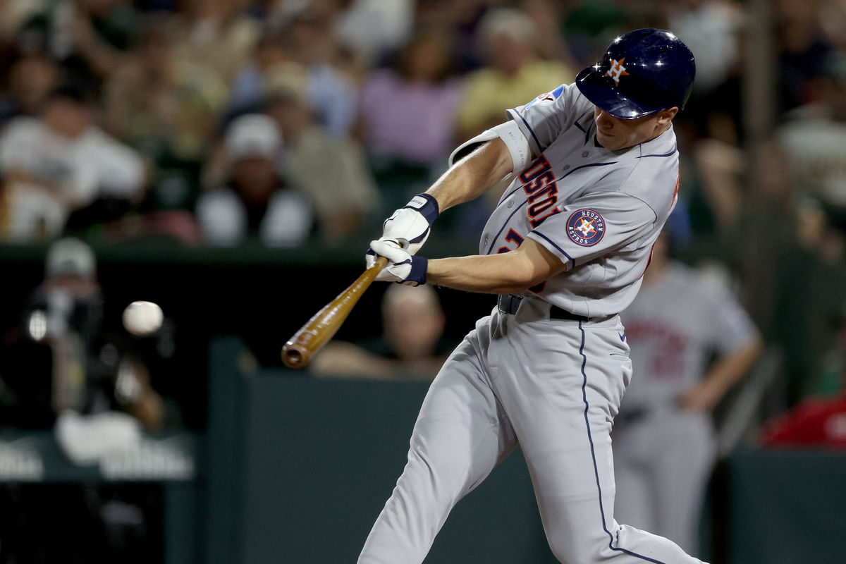 26 de septiembre de 2026; West Sacramento, California, EE. UU.; El jardinero central de los Houston Astros, Lucas Spence (28), conecta un doble productor de carrera contra el lanzador de los Athletics, Drew Rom (no aparece en la imagen), durante la séptima entrada en el Sutter Health Park. Crédito obligatorio: Dennis Lee-Imagn Images