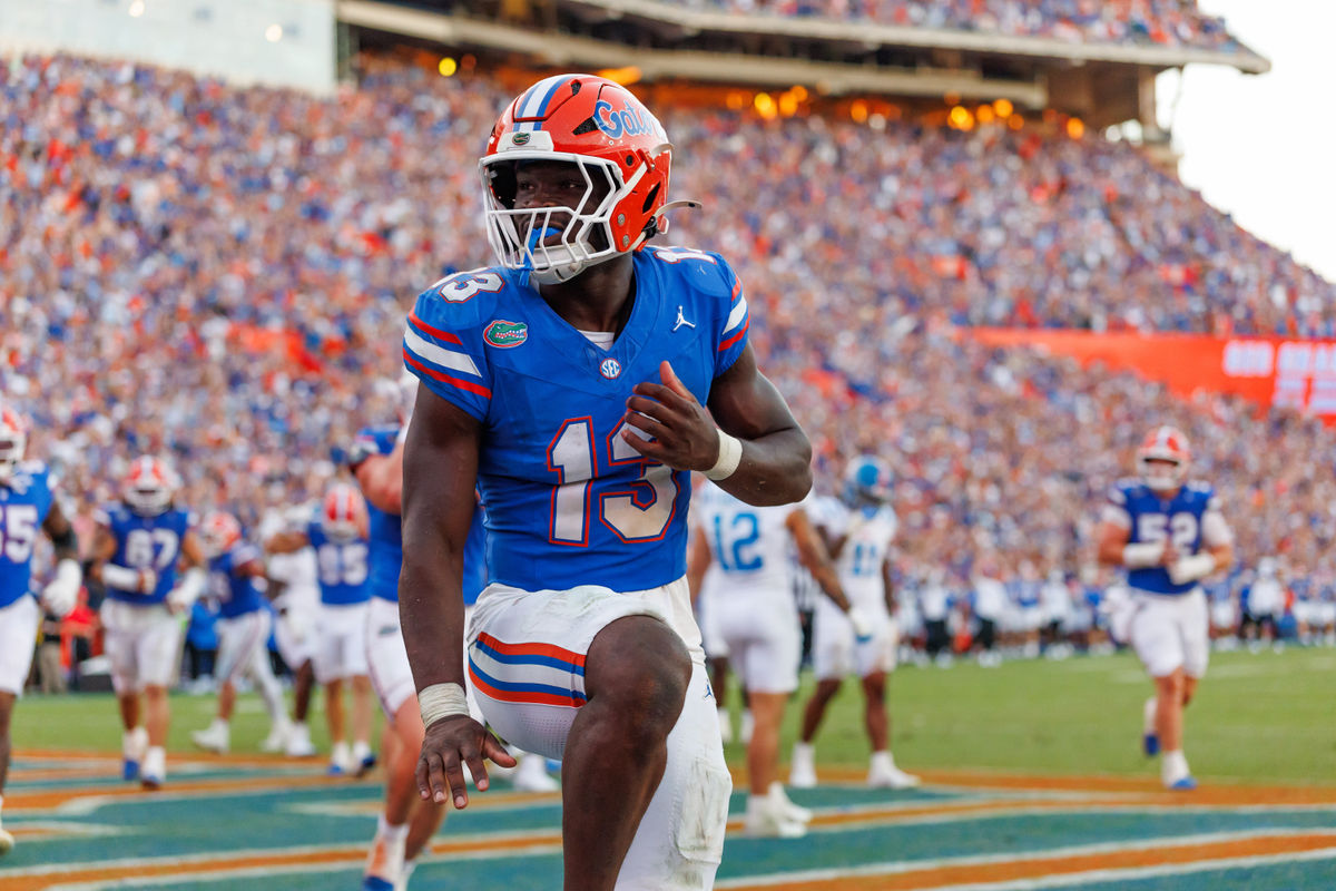 26 de setembro de 2026; Gainesville, Flórida, EUA; O running back do Florida Gators, Jadan Baugh (13), comemora com uma pose digna do Troféu Heisman contra o Mississippi Rebels durante o segundo tempo no Ben Hill Griffin Stadium. Crédito obrigatório: Matt Pendleton-Imagn Images