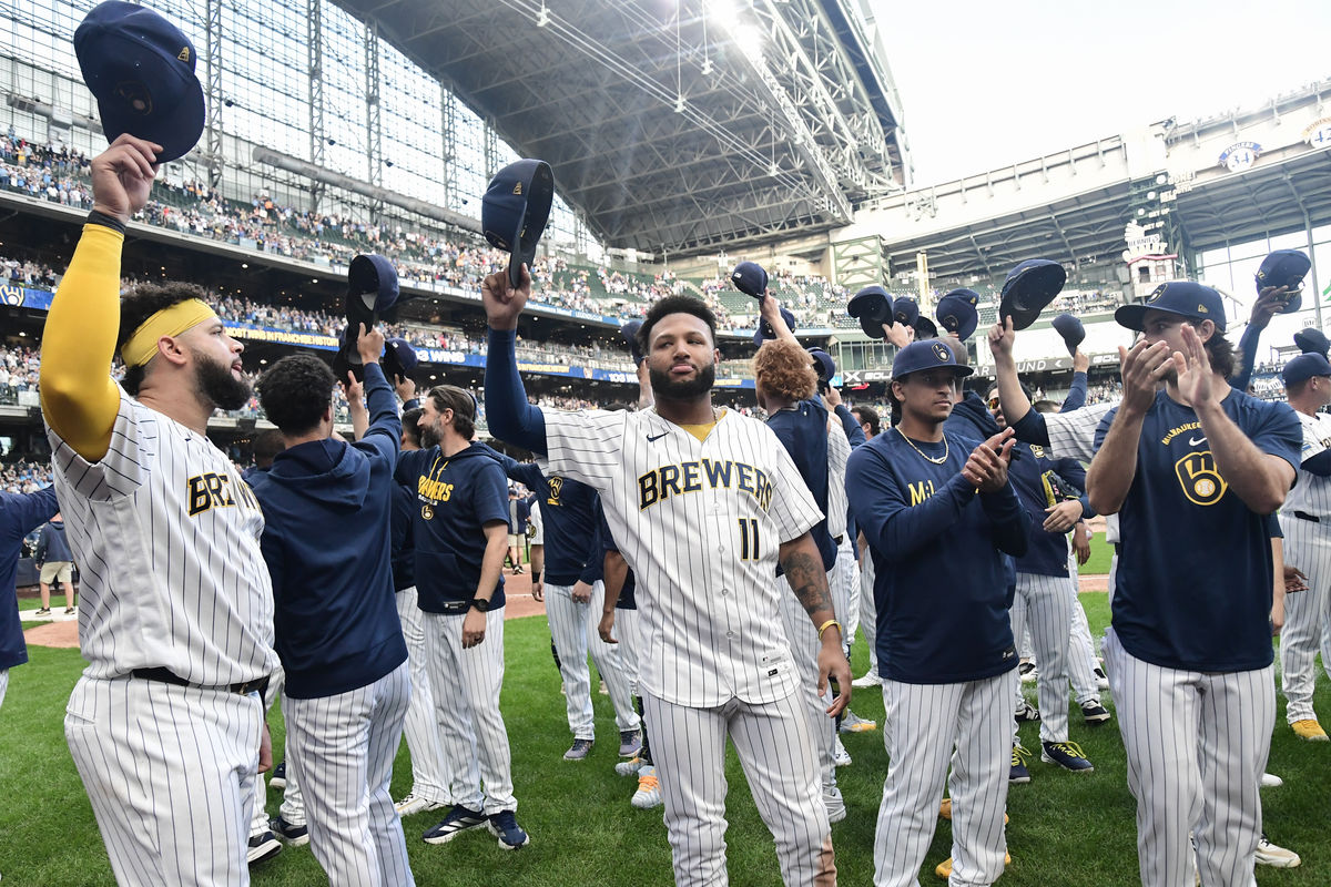 27 de setembro de 2026; Milwaukee, Wisconsin, EUA; O jogador de campo esquerdo do Milwaukee Brewers, Jackson Chourio (11), e seus companheiros de equipe agradecem aos torcedores após a última partida da temporada regular contra o St. Louis Cardinals no American Family Field. Crédito obrigatório: Benny Sieu-Imagn Images
