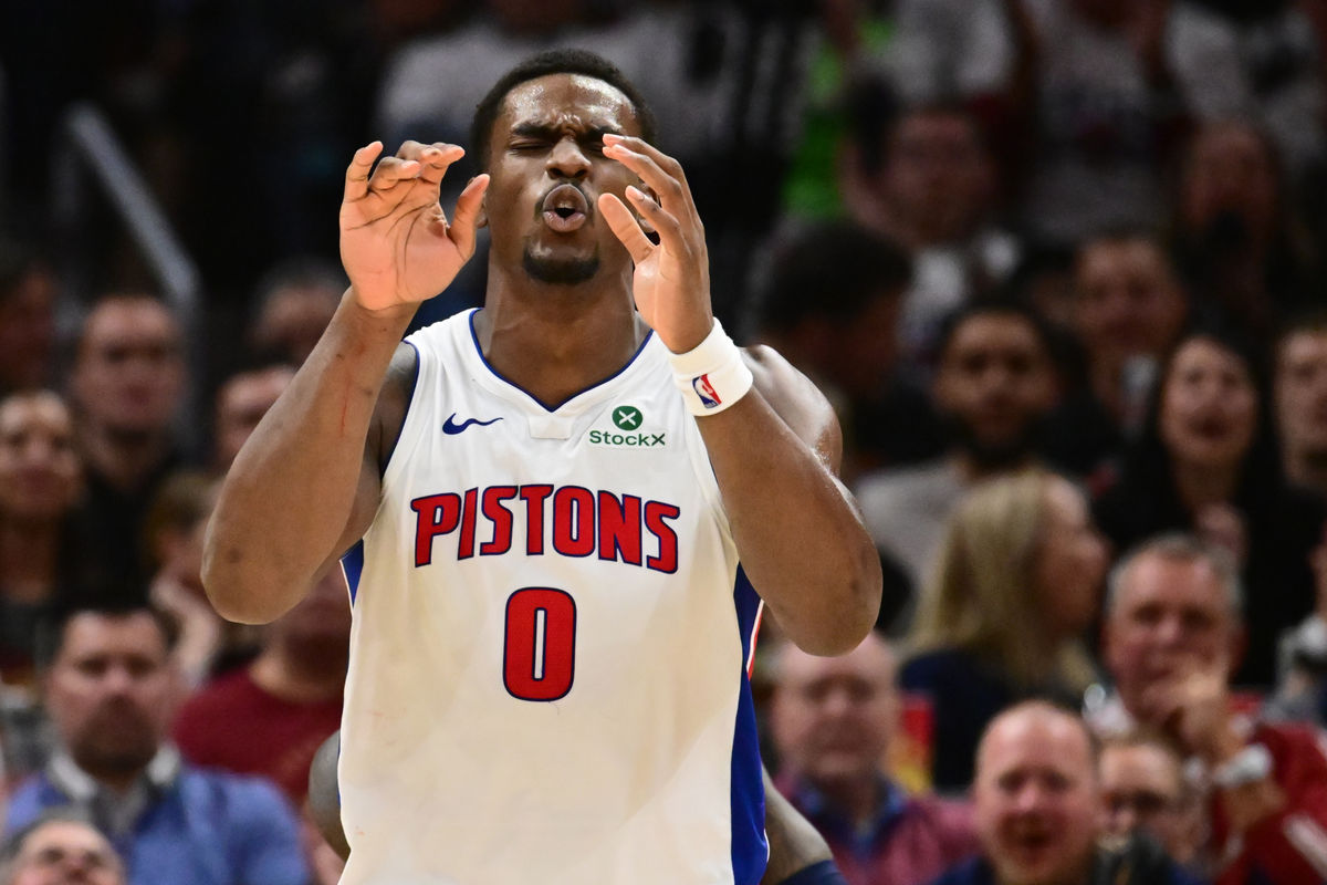 11 de mayo de 2026; Cleveland, Ohio, EE. UU.; El pívot de los Detroit Pistons, Jalen Duren (0), reacciona tras una jugada contra los Cleveland Cavaliers durante la segunda mitad del cuarto partido de la segunda ronda de los Playoffs de la NBA de 2026 en el Rocket Arena. Crédito obligatorio: Ken Blaze-Imagn Images