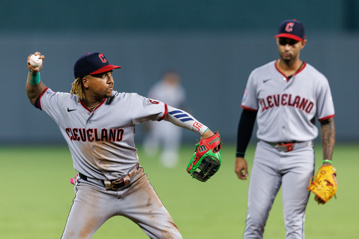 25 de setembro de 2026; Kansas City, Missouri, EUA; O terceira base do Cleveland Guardians, Jose Ramirez (11), arremessa para a primeira base durante a sétima entrada contra o Kansas City Royals no Kauffman Stadium. Crédito obrigatório: William Purnell-Imagn Images