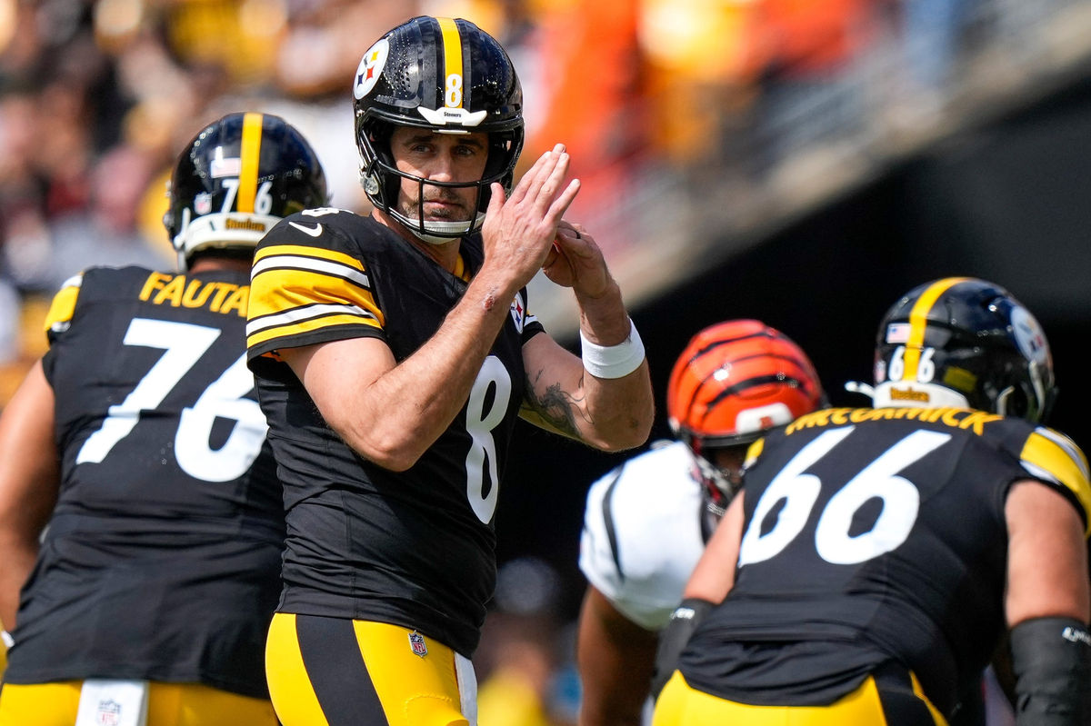 O quarterback do Pittsburgh Steelers, Aaron Rodgers (8), pede um tempo no primeiro quarto do jogo da Semana 3 da NFL entre o Pittsburgh Steelers e o Cincinnati Bengals no Acrisure Stadium em Pittsburgh no domingo, 27 de setembro de 2026. O jogo estava empatado em 17 no intervalo.