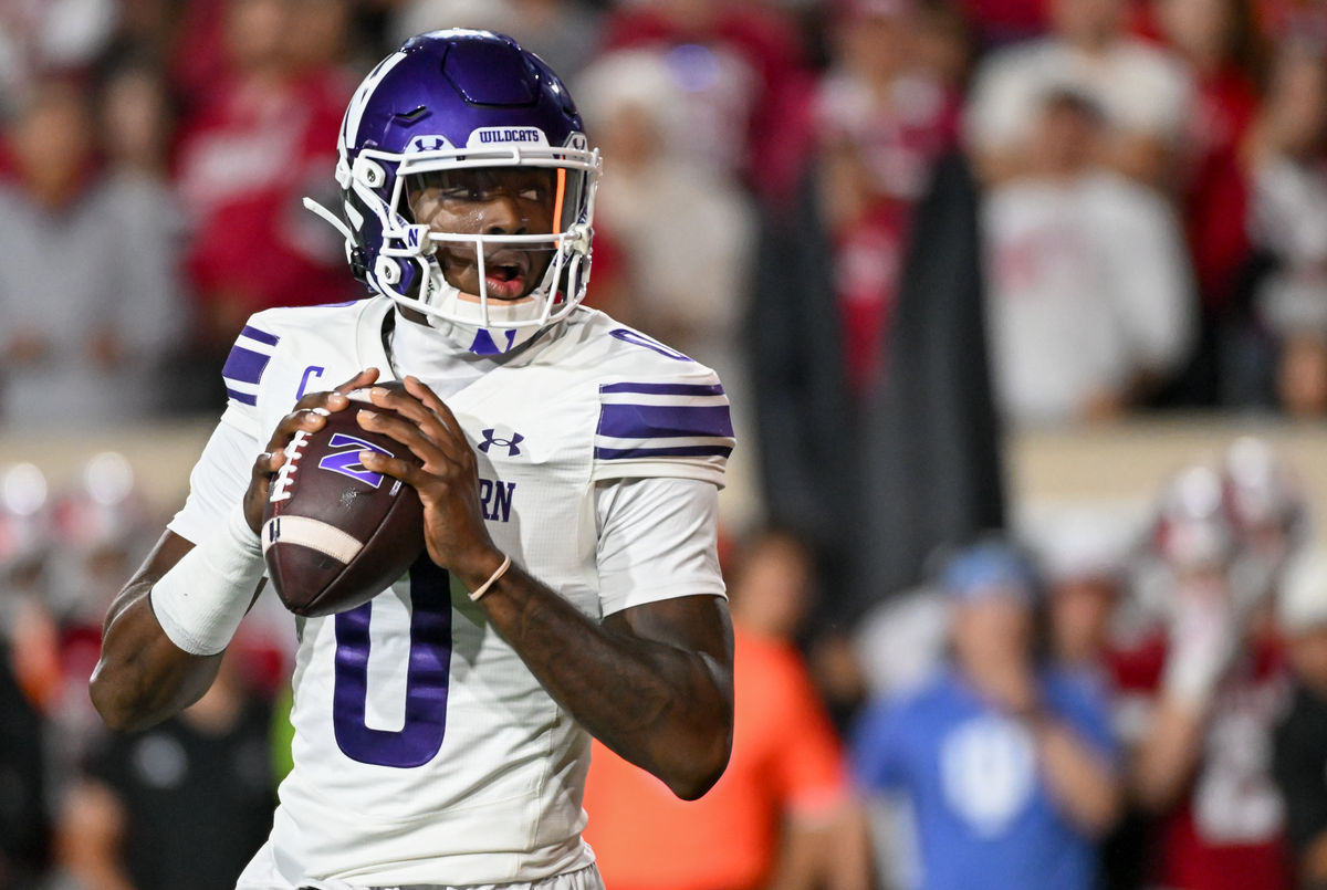 25 de setembro de 2026; Bloomington, Indiana, EUA; O quarterback do Northwestern Wildcats, Aidan Chiles (0), tenta um passe contra o Indiana Hoosiers durante o segundo tempo no Merchants Bank Field no Memorial Stadium. Crédito obrigatório: Robert Goddin-Imagn Images