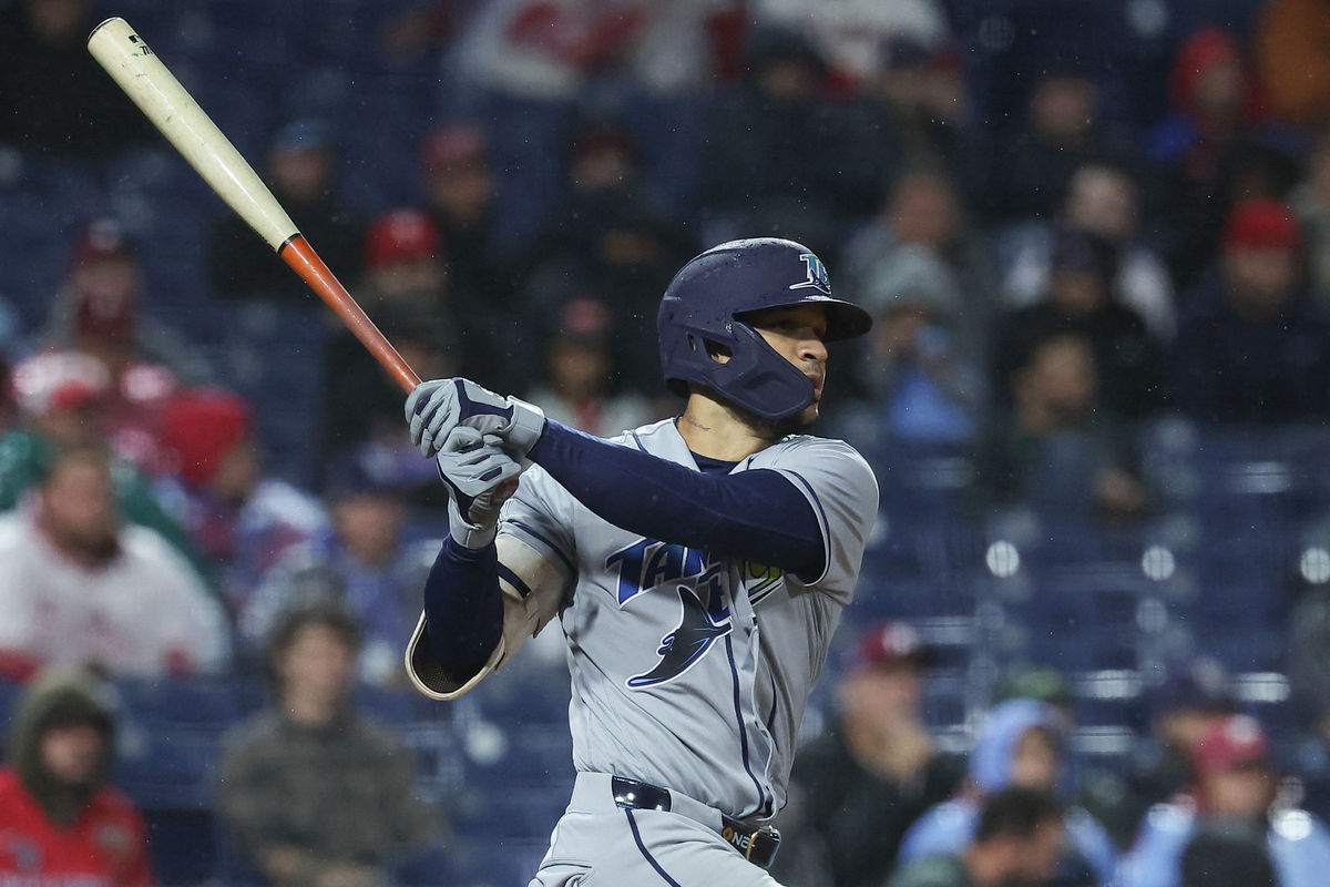 26 de septiembre de 2026; Filadelfia, Pensilvania, EE. UU.; El jardinero derecho de los Tampa Bay Rays, Victor Mesa Jr. (25), conecta un doble productor de carrera durante la sexta entrada contra los Philadelphia Phillies en el Citizens Bank Park. Crédito obligatorio: Bill Streicher-Imagn Images