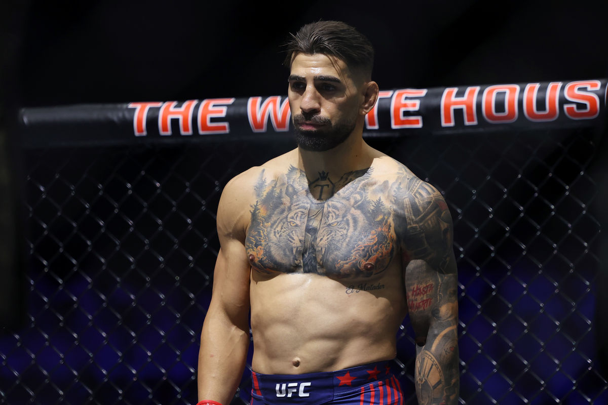 14 de junio de 2026; Washington, D.C., EE. UU.; Ilia Topuria (guantes rojos) observa antes de su pelea contra Justin Gaethje (no aparece en la imagen) durante el evento UFC Freedom 250 en el jardín sur de la Casa Blanca. Crédito obligatorio: Amber Searls-Imagn Images