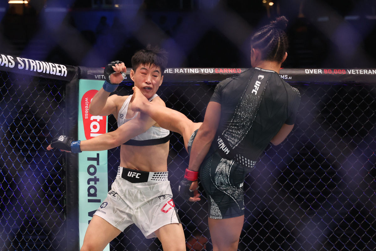 3 de octubre de 2026; Salt Lake City, Utah, EE. UU.; Natalia Silva (guantes rojos) pelea contra Wang Cong (guantes azules) durante UFC 332 en el Delta Center. Crédito obligatorio: Rob Gray-Imagn Images