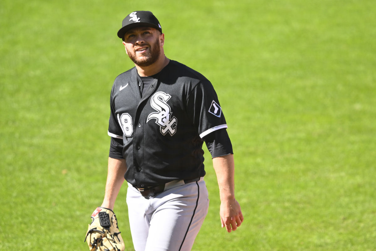 3 de octubre de 2026; Cleveland, Ohio, EE. UU.; El lanzador de los Chicago White Sox, Anthony Kay (18), observa después de la quinta entrada contra los Cleveland Guardians en el primer juego de la Serie Divisional de la Liga Americana (ALDS) para los Playoffs de la MLB de 2026 en el Progressive Field. Crédito obligatorio: David Richard-Imagn Images