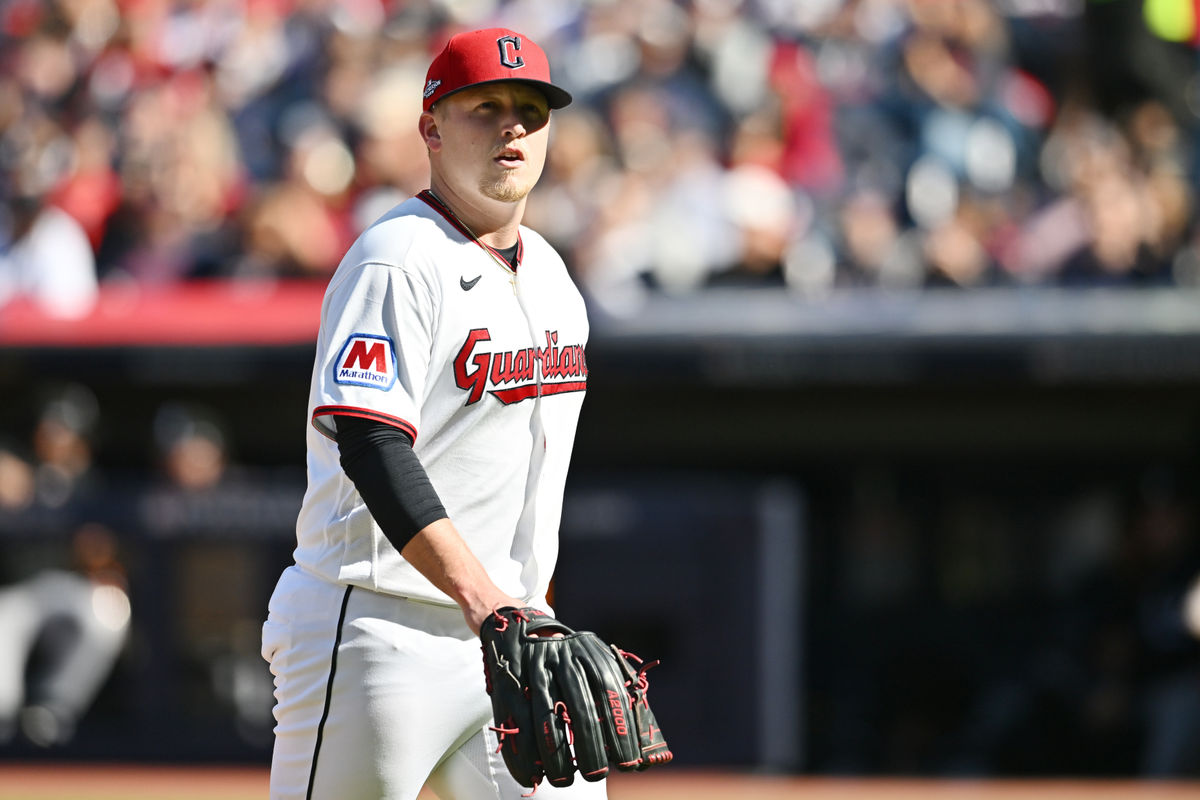 3 de octubre de 2026; Cleveland, Ohio, EE. UU.; El lanzador de los Cleveland Guardians, Parker Messick (77), abandona el partido durante la quinta entrada contra los Chicago White Sox en el primer juego de la Serie Divisional de la Liga Americana (ALDS) para los Playoffs de la MLB de 2026 en el Progressive Field. Crédito obligatorio: Ken Blaze-Imagn Images