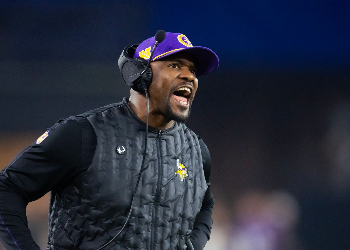 13 de enero de 2025; Glendale, Arizona, EE. UU.; El coordinador defensivo de los Minnesota Vikings, Brian Flores, contra los Los Angeles Rams durante un partido de comodines de la NFC en el State Farm Stadium. Crédito obligatorio: Mark J. Rebilas-Imagn Images