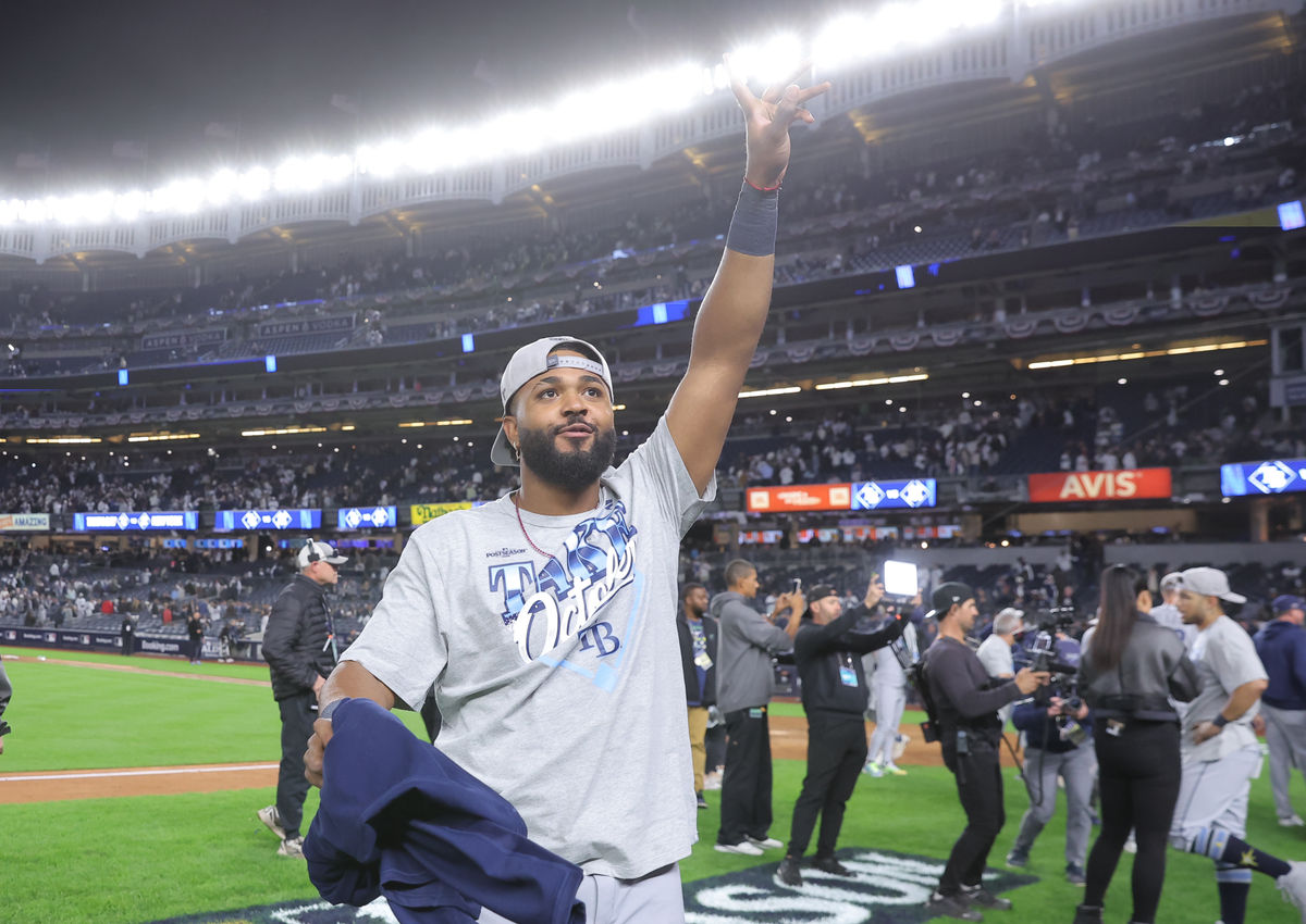 7 de octubre de 2026; Bronx, Nueva York, EE. UU.; Junior Caminero (13), tercera base de los Tampa Bay Rays, celebra tras ganar la Serie Divisional de la Liga Americana (ALDS) para los Playoffs de la MLB de 2026 contra los Yankees de Nueva York en el Yankee Stadium. Crédito obligatorio: Brad Penner-Imagn Images