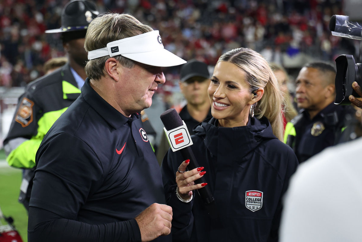 10 de octubre de 2026; Tuscaloosa, Alabama, EE. UU.; El entrenador en jefe de los Georgia Bulldogs, Kirby Smart, es entrevistado después de una victoria contra los Alabama Crimson Tide en el Saban Field del Bryant-Denny Stadium. Crédito obligatorio: David Leong-Imagn Images