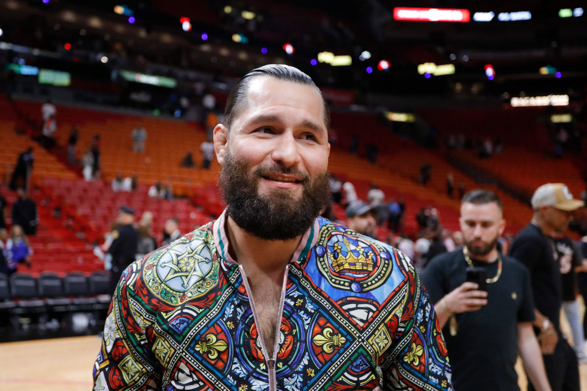 6 de marzo de 2023; Miami, Florida, EE. UU.; El luchador estadounidense de MMA Jorge Masvidal asiste al partido entre los Miami Heat y los Atlanta Hawks en el Miami-Dade Arena. Crédito obligatorio: Sam Navarro-USA TODAY Sports