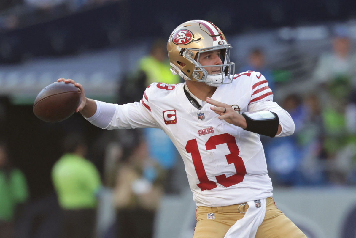 11 de octubre de 2026; Seattle, Washington, EE. UU.; El mariscal de campo de los San Francisco 49ers, Brock Purdy (13), retrocede para lanzar un pase contra los Seattle Seahawks durante la primera mitad en el Lumen Field. Crédito obligatorio: Joe Nicholson-Imagn Images