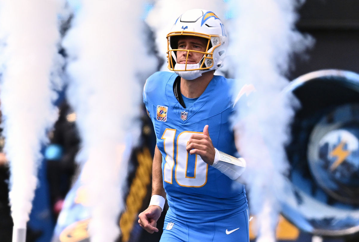 11 de octubre de 2026; Inglewood, California, EE. UU.; El mariscal de campo de Los Angeles Chargers, Justin Herbert (10), es presentado antes del partido contra los Denver Broncos en el SoFi Stadium. Crédito obligatorio: William Liang-Imagn Images