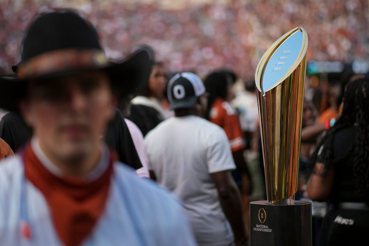 El trofeo del College Football Playoff se encuentra en la banda antes del partido de fútbol americano de la NCAA entre los Texas Longhorns y los Ohio State Buckeyes en el Darrell K Royal–Texas Memorial Stadium en Austin, Texas, el 12 de septiembre de 2026.