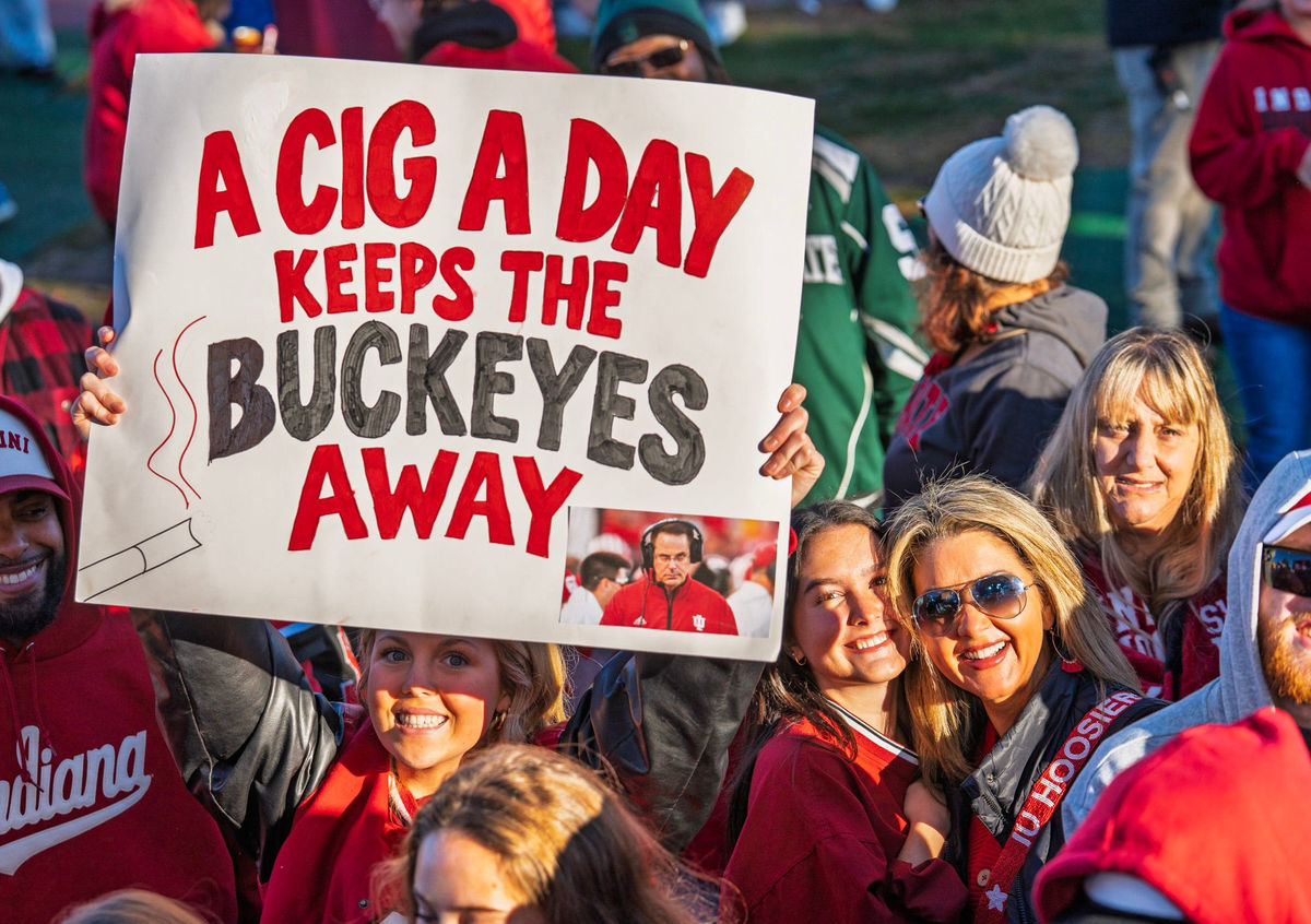 Un aficionado sostiene un cartel mientras se reúnen para el espectáculo Big Noon Kickoff antes del partido de fútbol americano entre Indiana y Ohio State en el Memorial Stadium el sábado 17 de octubre de 2026.