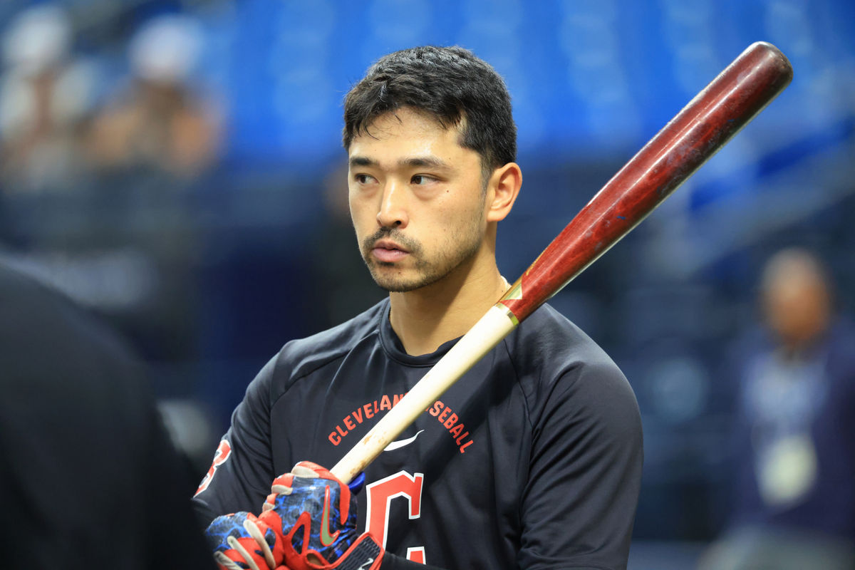 13 de octubre de 2026; San Petersburgo, Florida, EE. UU.; El jardinero de los Cleveland Guardians, Steven Kwan (38), observa durante la práctica de bateo antes del segundo juego de la Serie de Campeonato de la Liga Americana contra los Tampa Bay Rays en los Playoffs de la MLB de 2026 en el Tropicana Field. Crédito obligatorio: Kim Klement Neitzel-Imagn Images