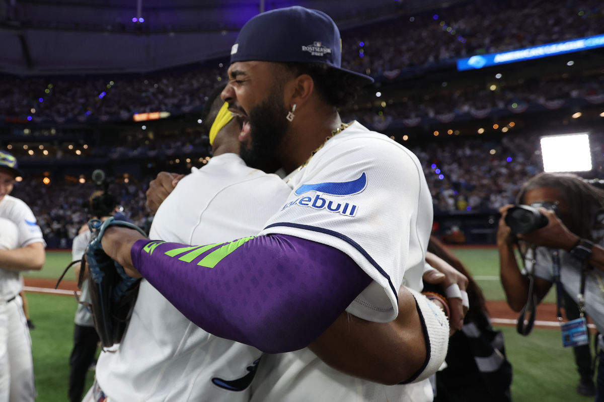 19 de octubre de 2026; San Petersburgo, Florida, EE. UU.; El tercera base de los Tampa Bay Rays, Junior Caminero (13), reacciona tras derrotar a los Cleveland Guardians en el sexto juego de la Serie de Campeonato de la Liga Americana (ALCS) para avanzar a la Serie Mundial de los Playoffs de la MLB de 2026 en el Tropicana Field. Crédito obligatorio: Kim Klement Neitzel-Imagn Images