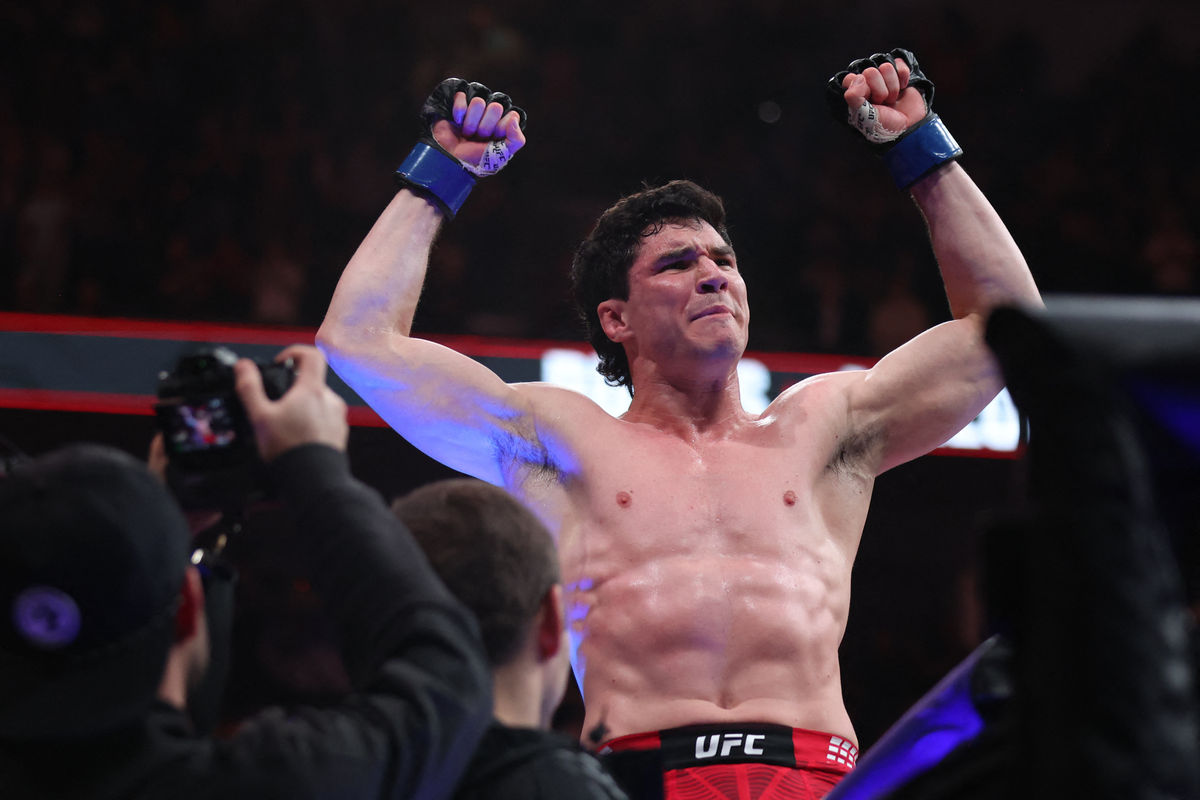 18 de abril de 2026; Winnipeg, Manitoba, Canadá; Mike Malott (guantes azules) reacciona tras derrotar a Gilbert Burns (guantes rojos) durante el evento UFC Fight Night en el Canada Life Centre. Crédito obligatorio: Bruce Fedyck-Imagn Images