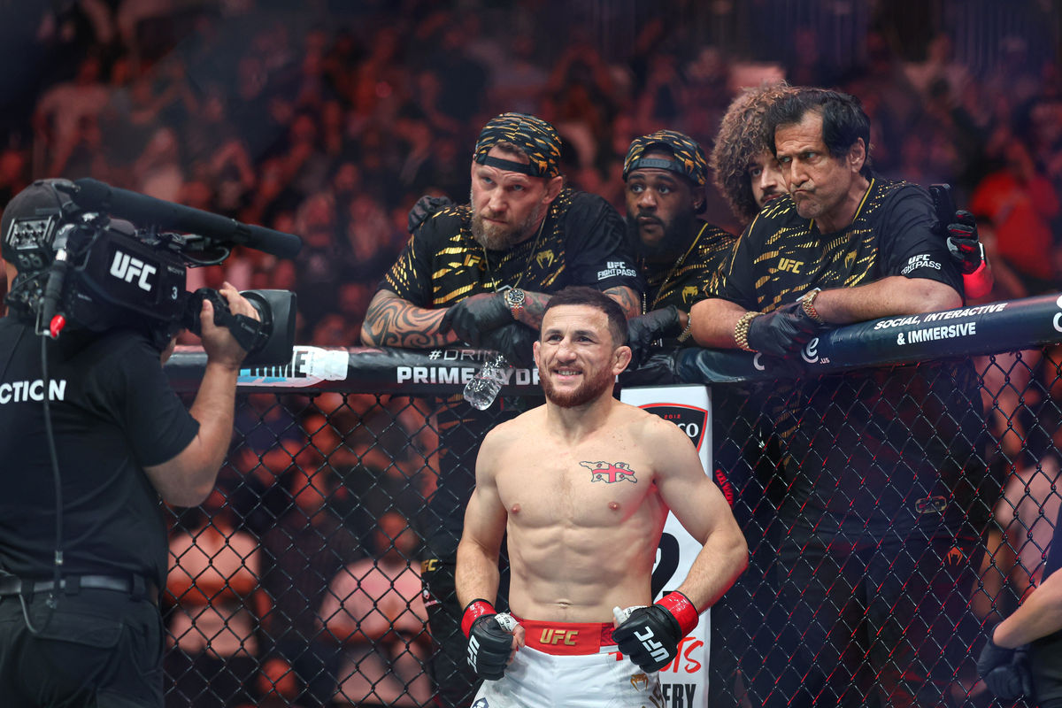 7 de junio de 2025; Newark, Nueva Jersey, ESTADOS UNIDOS; Merab Dvalishvili (guantes rojos) se prepara para pelear contra Sean O'Malley (no aparece en la imagen) por el título de peso gallo durante el UFC 316 en el Prudential Center. Crédito obligatorio: Vincent Carchietta-Imagn Images