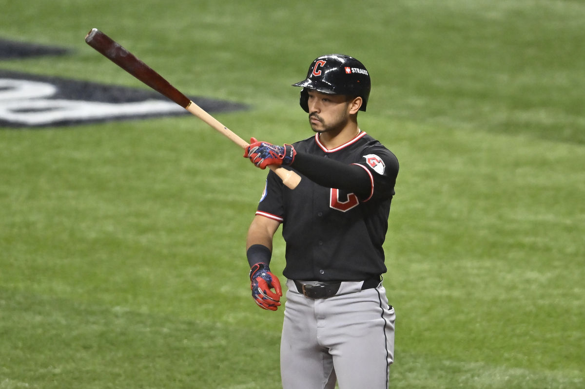 19 de octubre de 2026; San Petersburgo, Florida, EE. UU.; El jardinero de los Cleveland Guardians, Steven Kwan (38), reacciona tras un strike durante la quinta entrada contra los Tampa Bay Rays en el sexto juego de la Serie de Campeonato de la Liga Americana para los Playoffs de la MLB de 2026 en el Tropicana Field. Crédito obligatorio: Pablo Robles-Imagn Images
