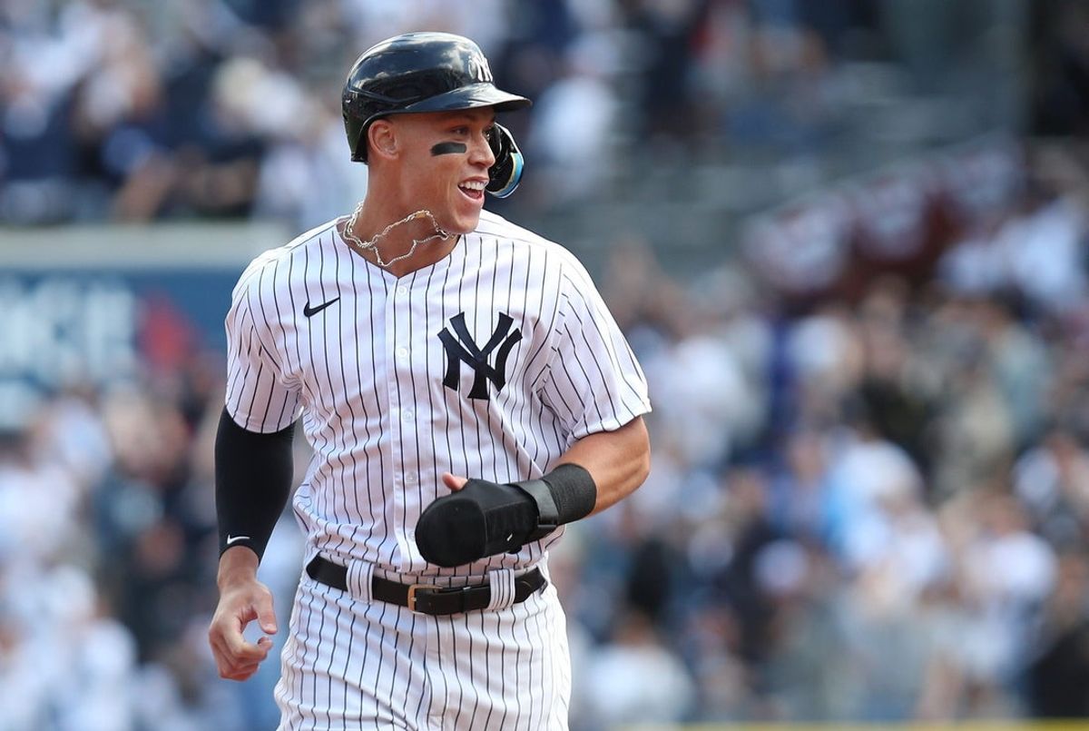 Aaron Judge é todo sorrisos ao contornar as bases do home run de Anthony Rizzo durante a vitória do Yankees no dia de abertura sobre o Boston Red Sox.  Distribuição de notícias do Westchester County Journal