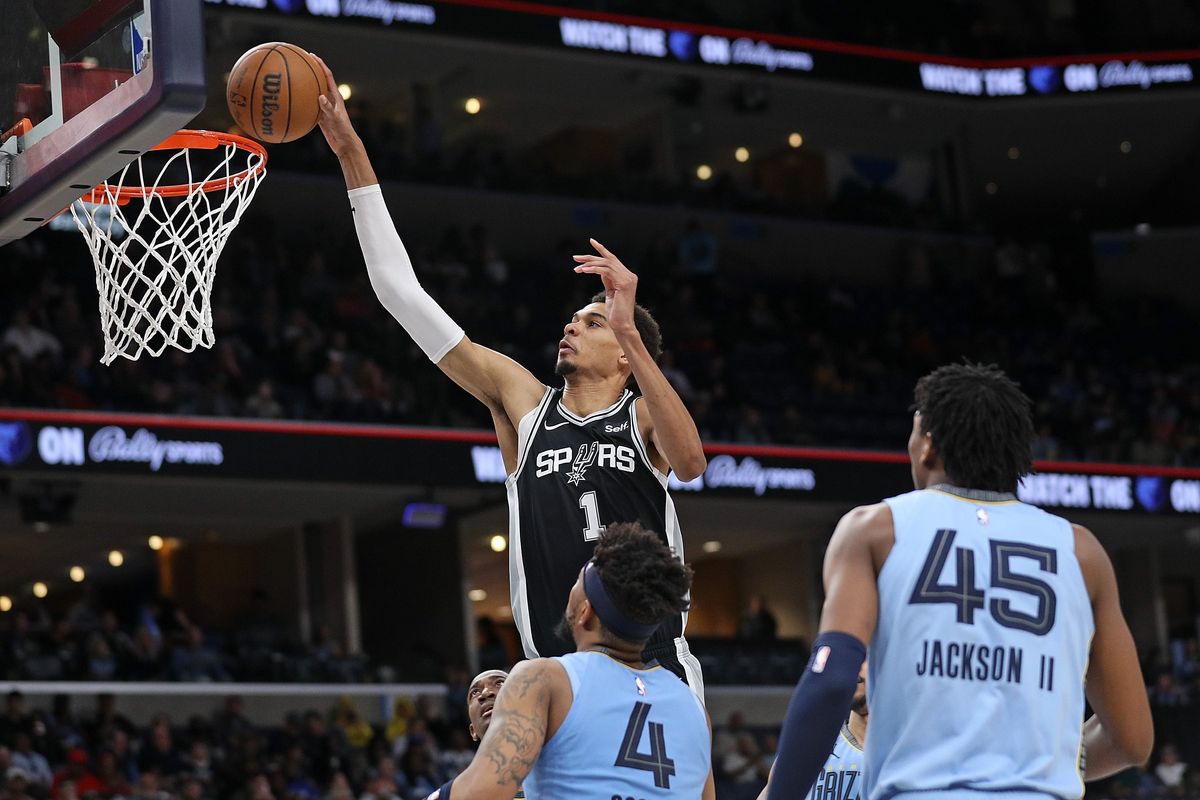 MEMPHIS, TENNESSEE - 09 DE ABRIL: Victor Wembanyama #1 de los San Antonio Spurs hace mates durante la segunda mitad contra los Memphis Grizzlies durante el  segunda mitad en FedExForum el 09 de abril, 2024 en Memphis, Tennessee. NOTA PARA EL USUARIO: El usuario reconoce y acepta expresamente que, al descargar  y o al utilizar esta fotografía, el Usuario da su consentimiento a los términos y condiciones del Acuerdo de Licencia de Getty Images. (Foto de Justin Ford/Getty  Imágenes)