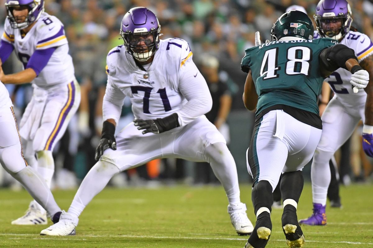 Sep 19, 2022; Philadelphia, Pennsylvania, USA; Minnesota Vikings offensive tackle Christian Darrisaw (71) prepares to block against the Philadelphia Eagles at Lincoln Financial Field. Mandatory Credit: Eric Hartline-USA TODAY Sports
