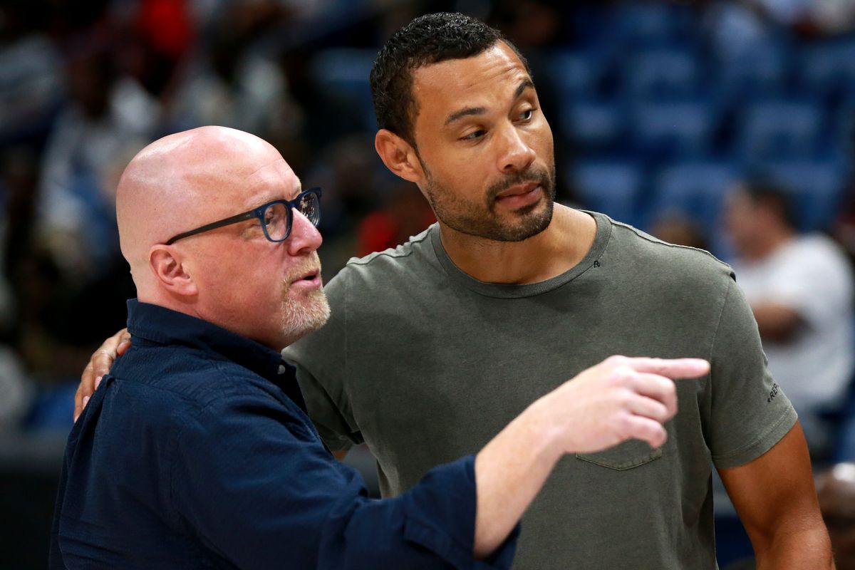 Pelicans President of Basketball Operations David Griffin (l.) and GM Trajan Langdon