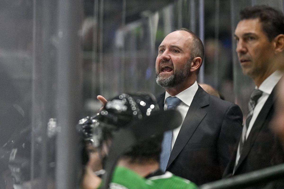 Sep 26, 2022; Dallas, Texas, USA; Dallas Stars head coach Peter DeBoer yells to his team during the third period of the game between the Dallas Stars and the St. Louis Blues at the American Airlines Center. Mandatory Credit: Jerome Miron-Imagn Images