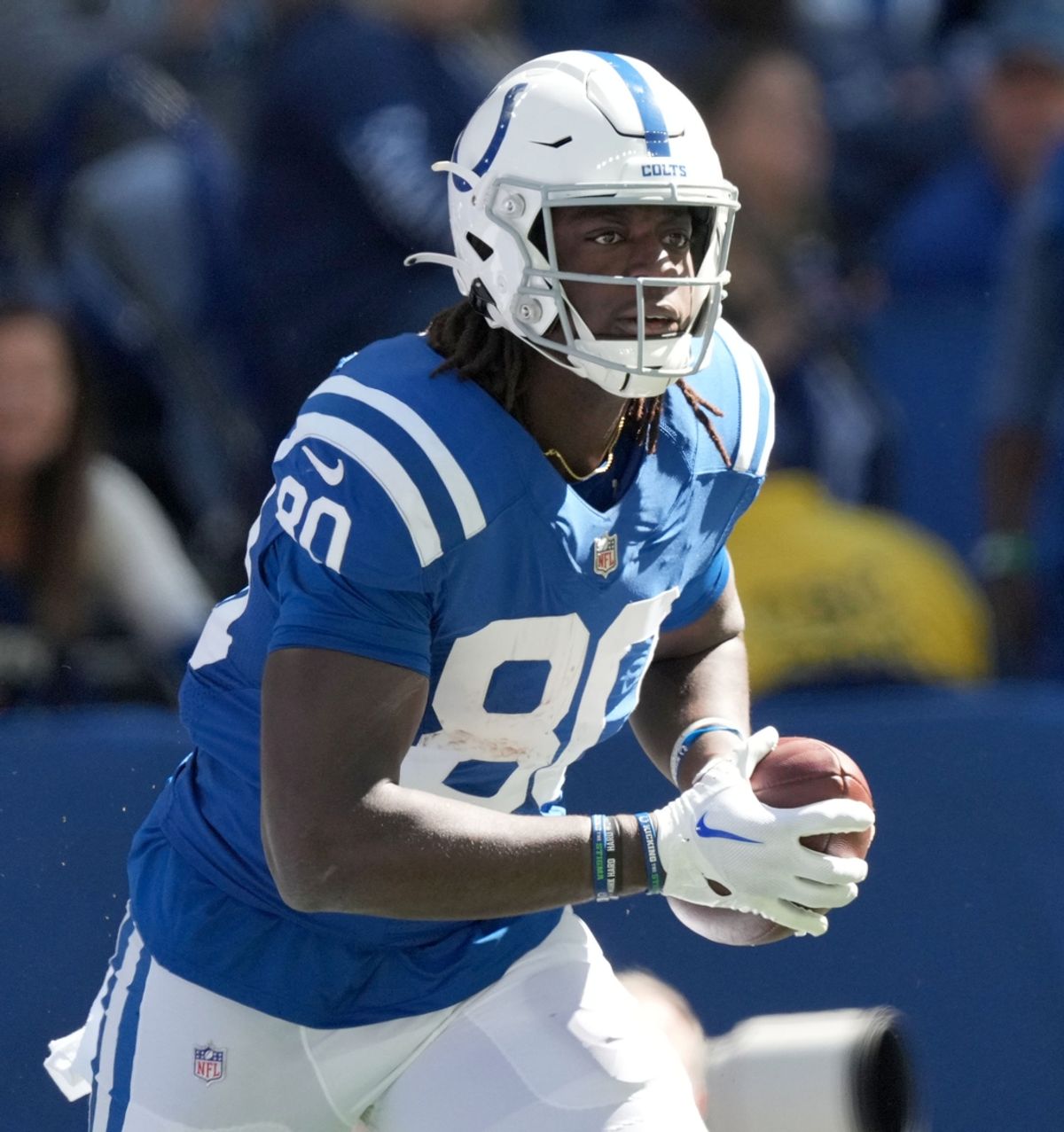 Oct 2, 2022; Indianapolis, Indiana, USA; Indianapolis Colts tight end Jelani Woods (80) holds the ball between plays against the Tennessee Titans during the first half at Lucas Oil Stadium. Mandatory Credit: Jenna Watson/IndyStar-USA TODAY NETWORK