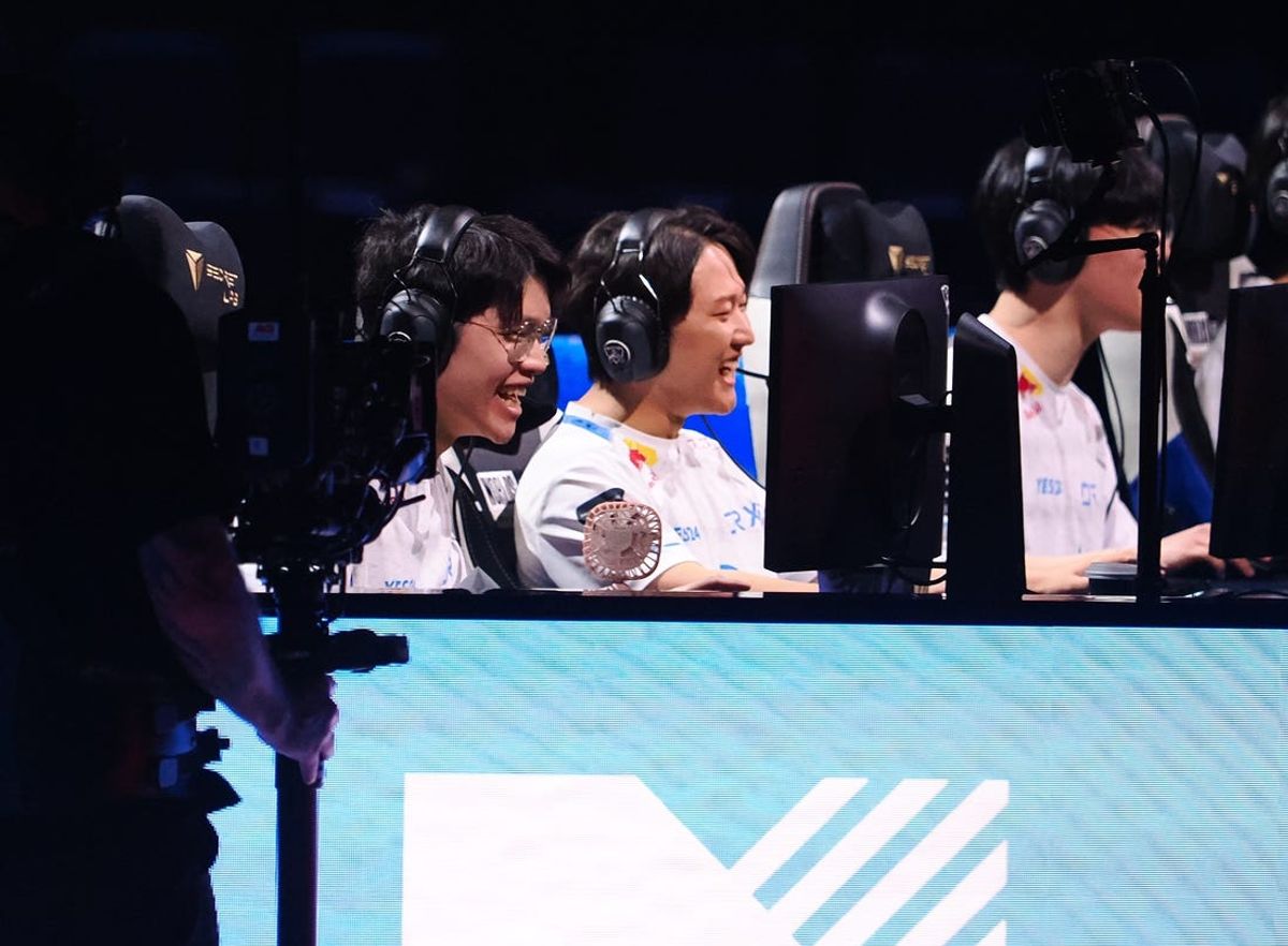Nov 5, 2022; San Francisco, California, USA; DRX top laner Hwang \"Kingen\" Seong-hoon and DRX jungler Hong \"Pyosik\" Chang-hyeon smile in the final moments of game 4 against T1 forcing a game 5 during the League of Legends World Championships at Chase Center. Mandatory Credit: Kelley L Cox-USA TODAY Sports