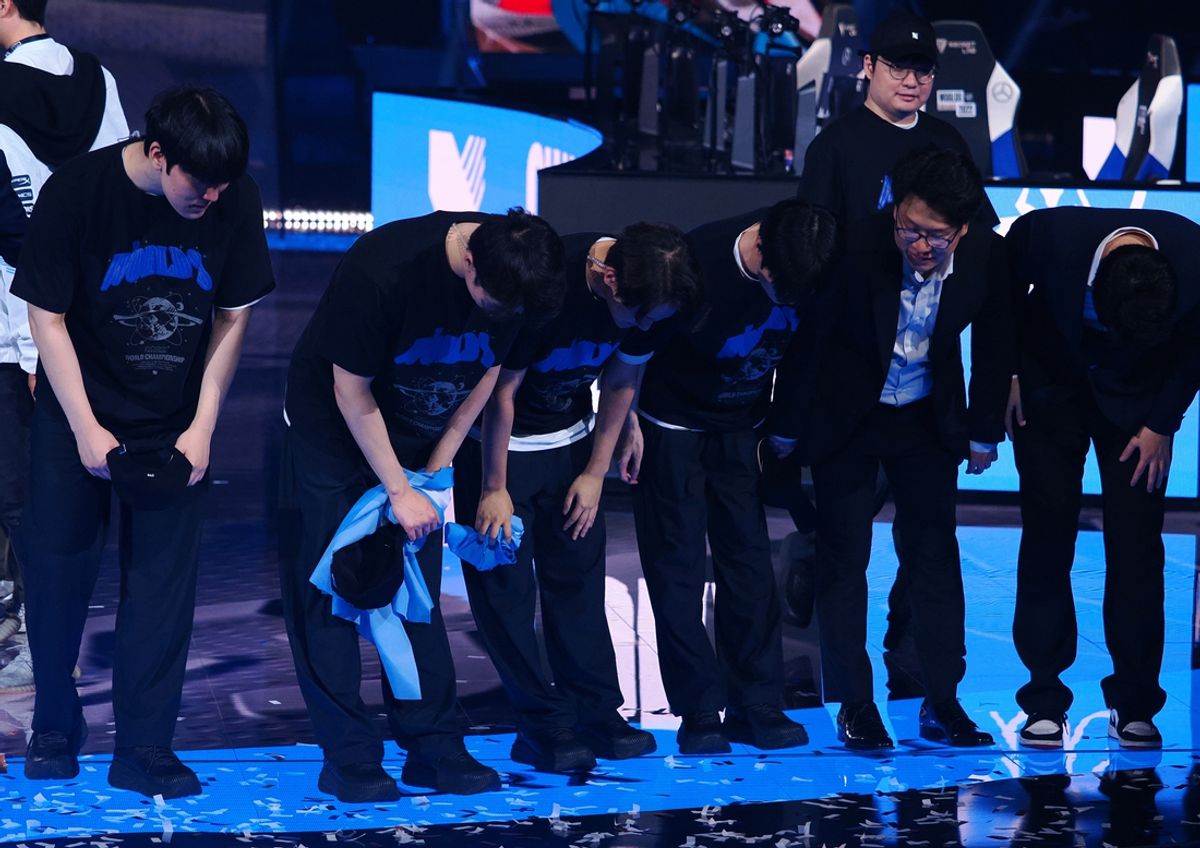 Nov 5, 2022; San Francisco, California, USA; DRX players bow towards fans after winning the League of Legends World Championships against T1 at Chase Center. Mandatory Credit: Kelley L Cox-Imagn Images